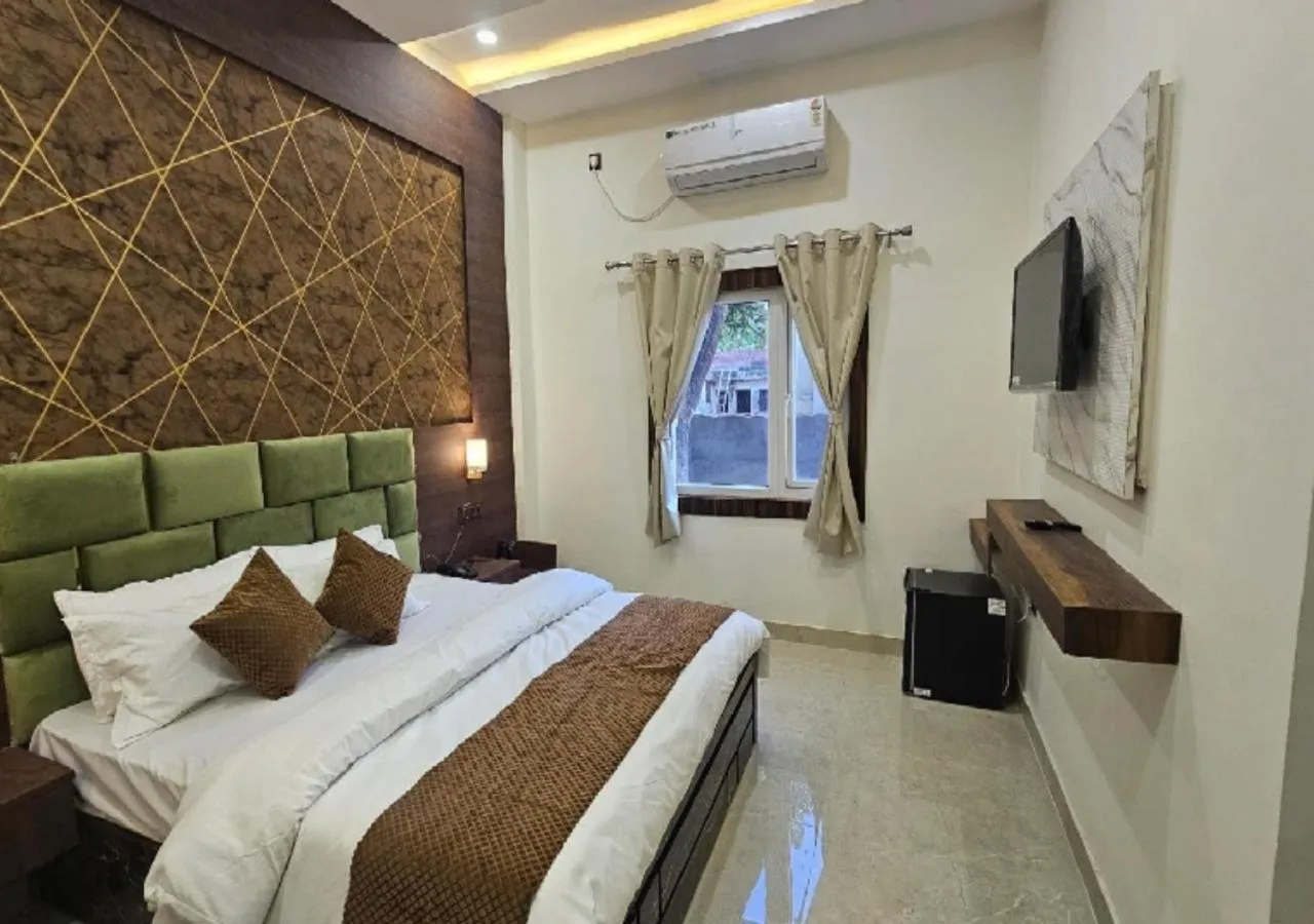 Living room, Bed in Triveni International