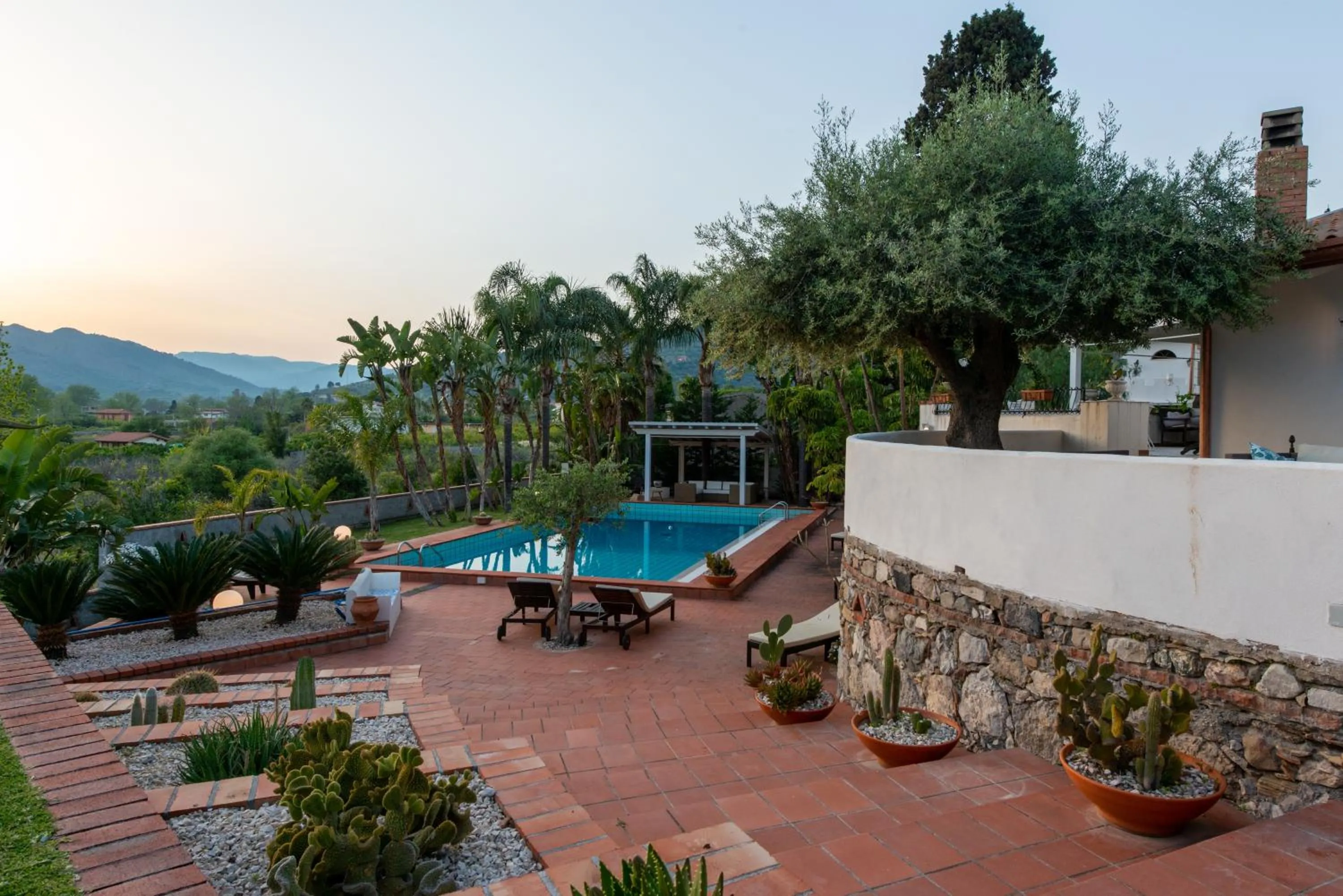 Villa with pool & jacuzzi