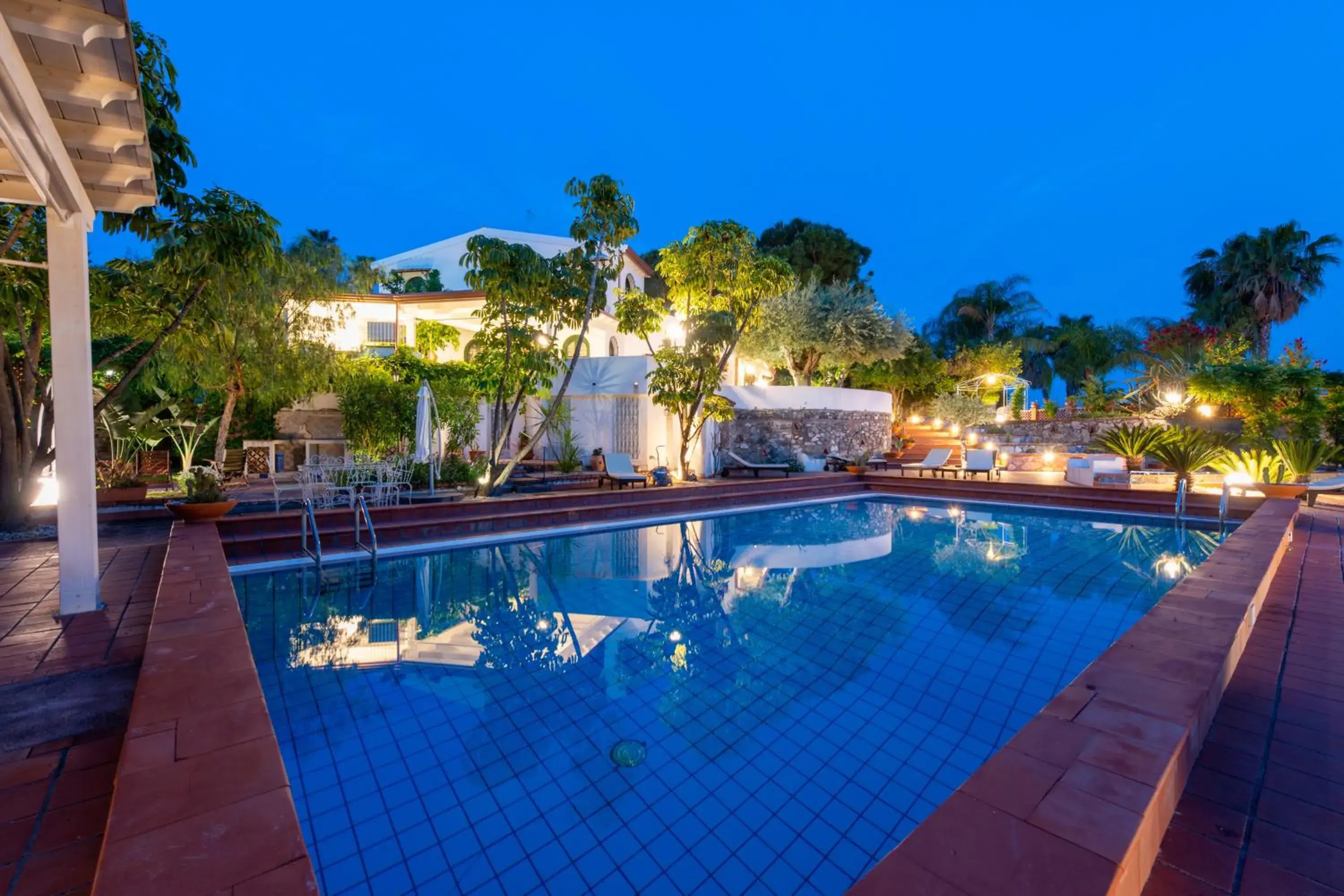 Villa with pool & jacuzzi Villa with pool & jacuzzi