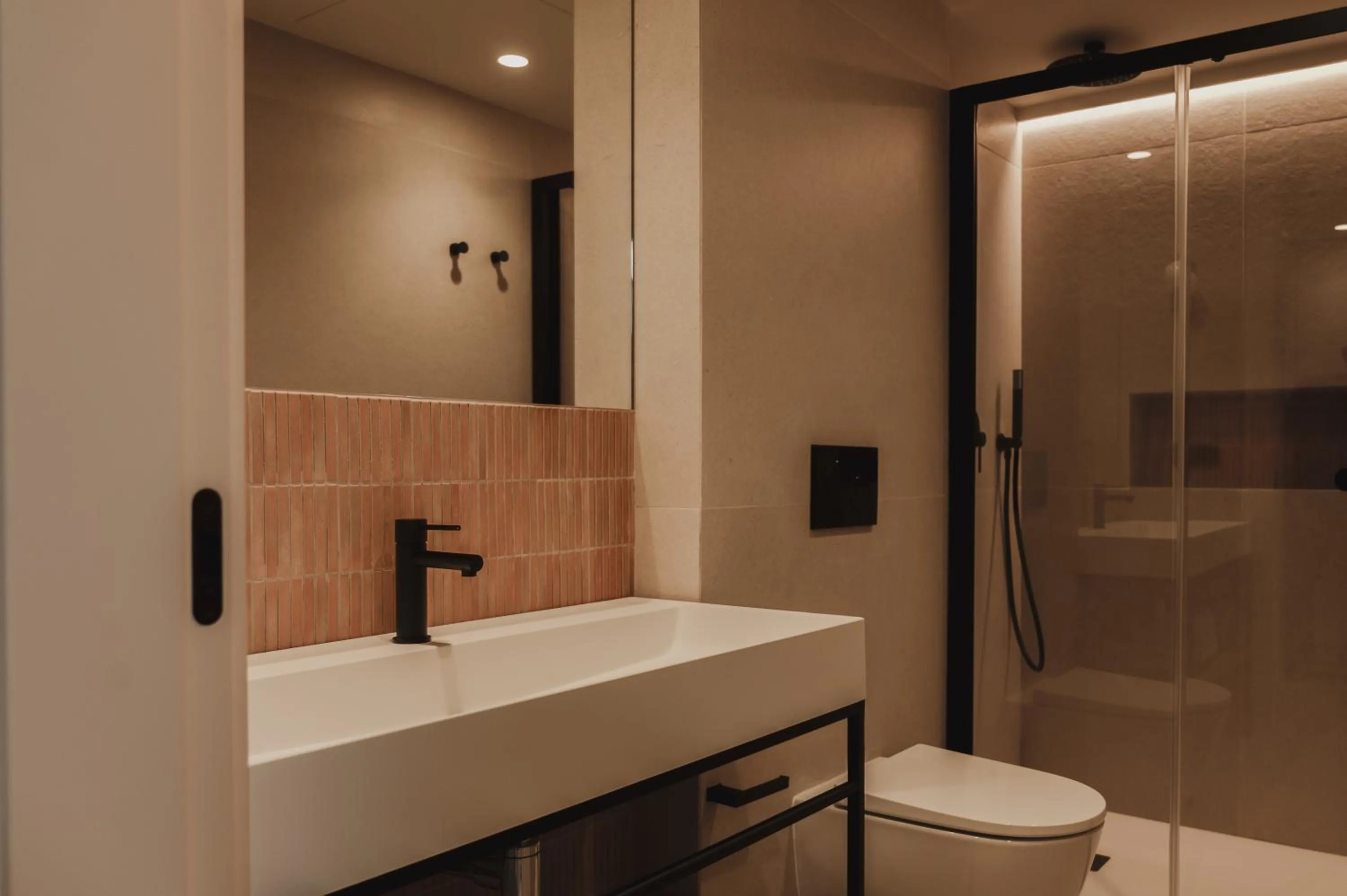 Toilet in Pau Suites