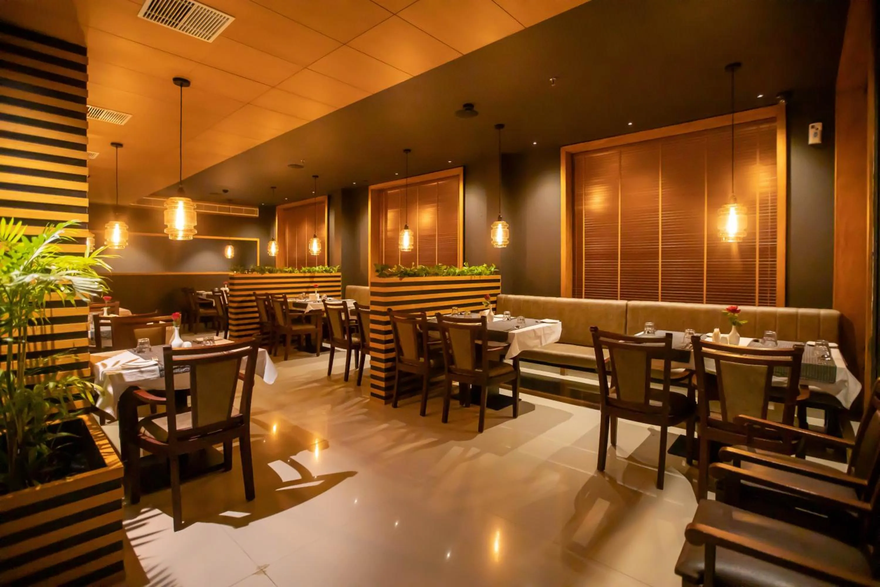 Restaurant/places to eat in Hotel Niya Regency