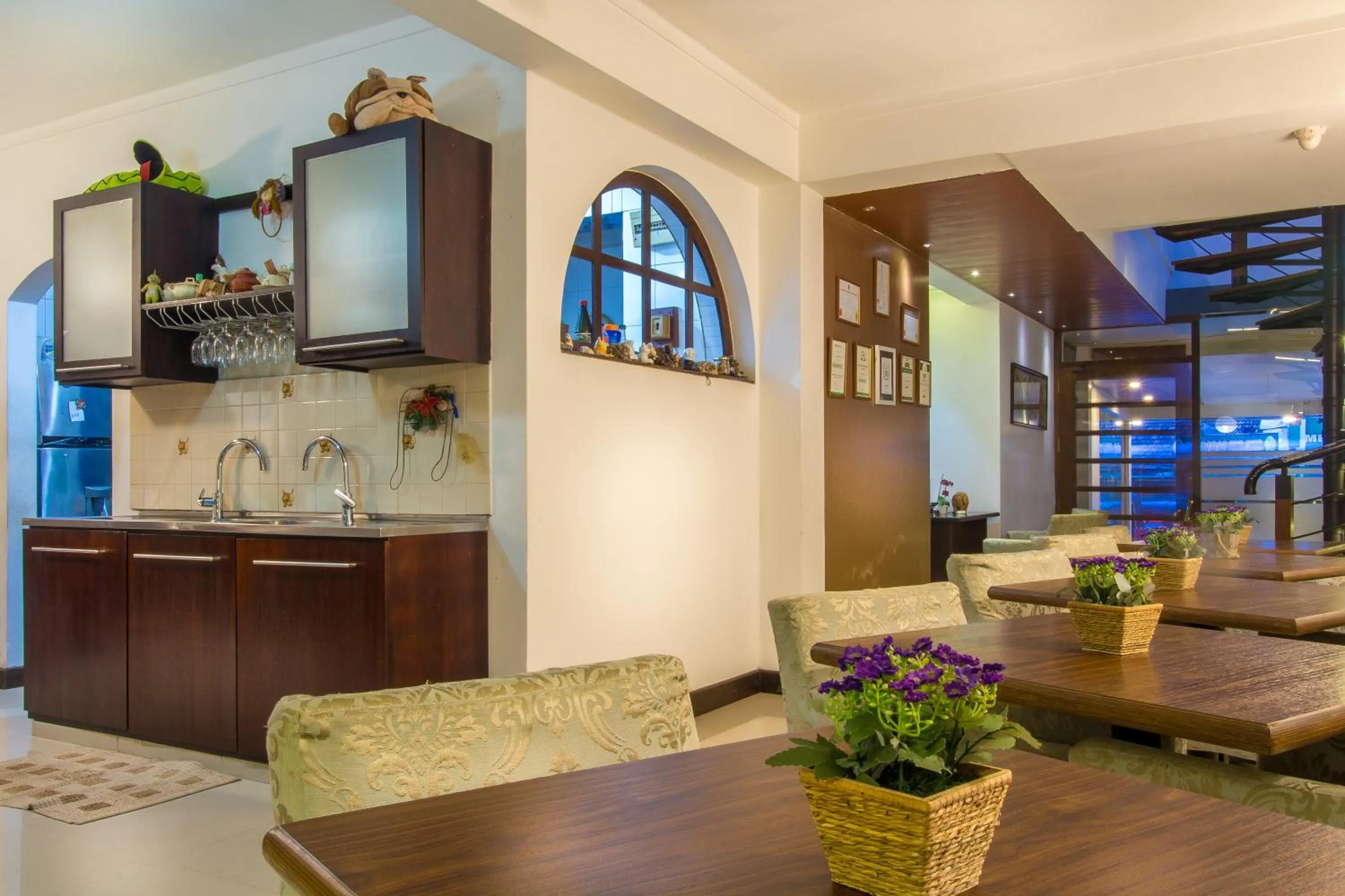 Restaurant/places to eat in Sevana City Hotel