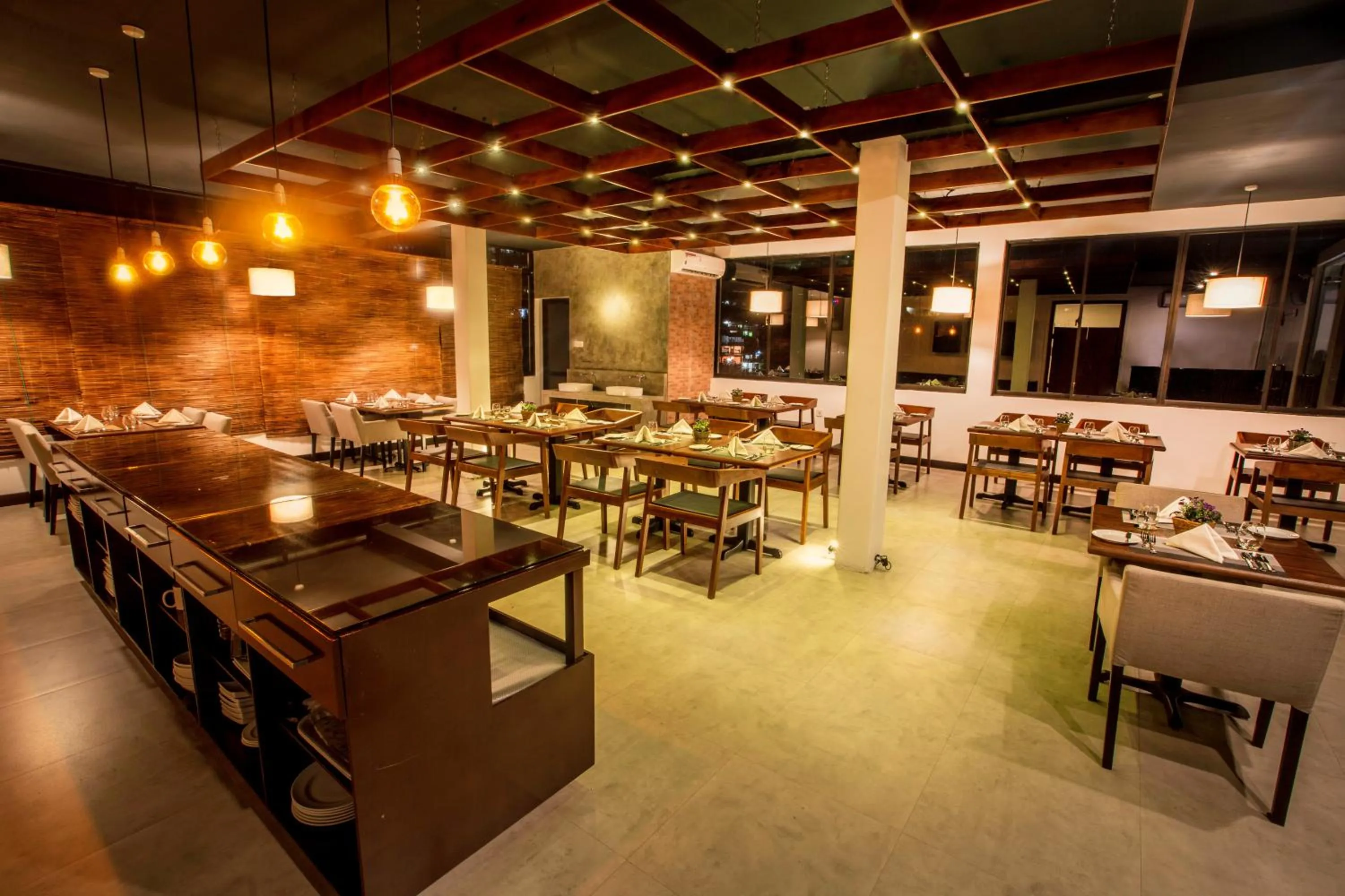 Restaurant/places to eat in Sevana City Hotel