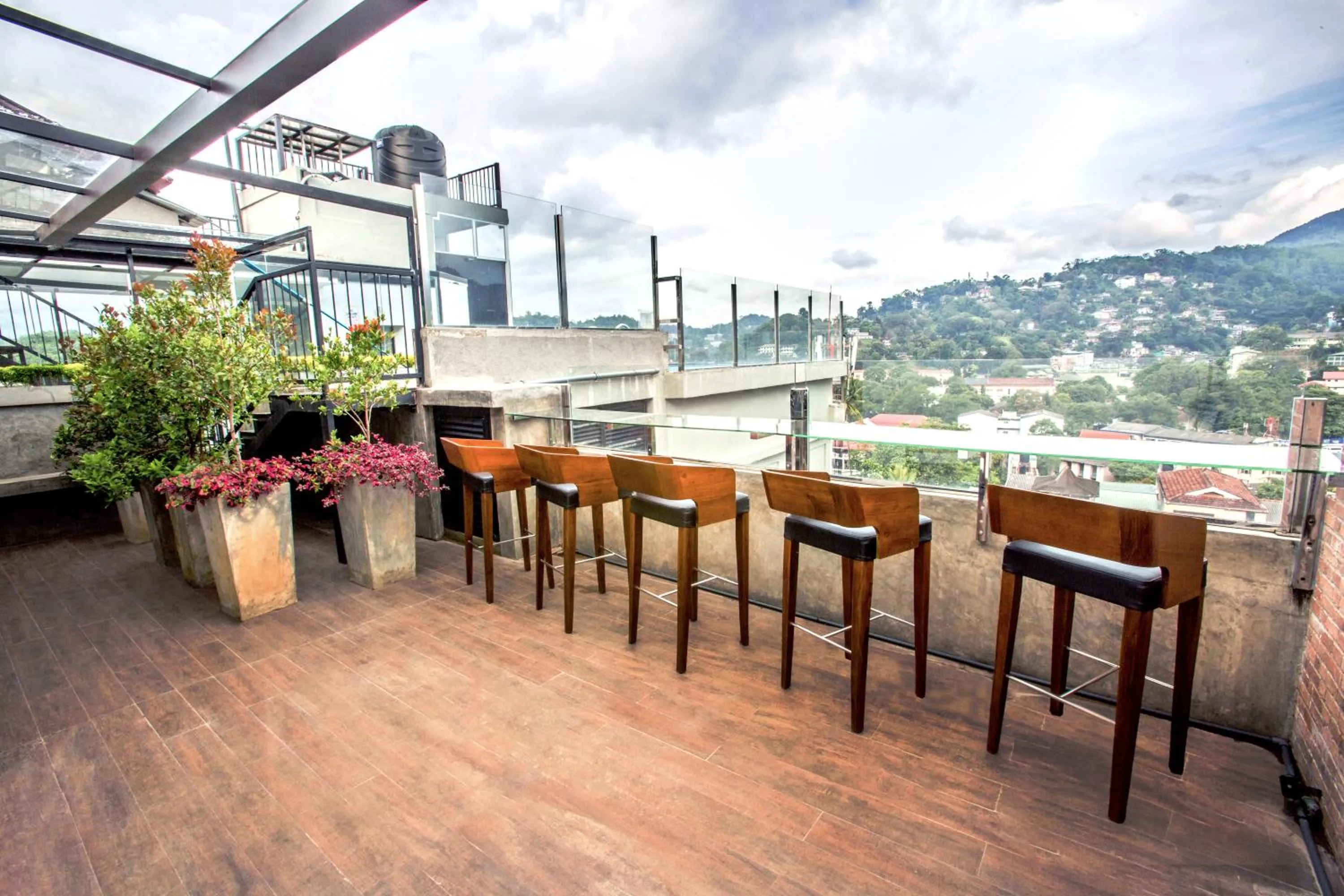 Restaurant/places to eat in Sevana City Hotel