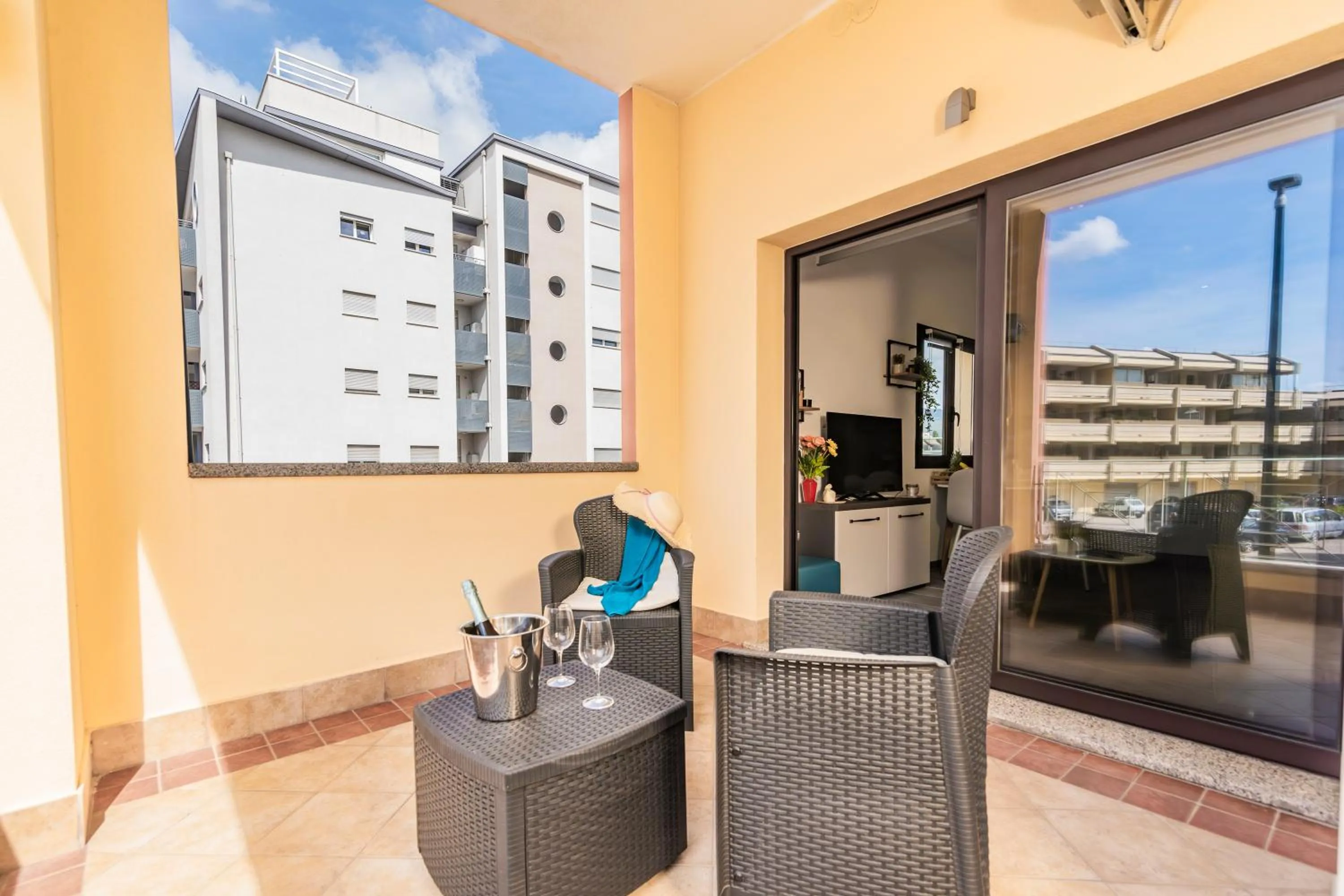 Always Traveling Near The City Center - Happy Rentals