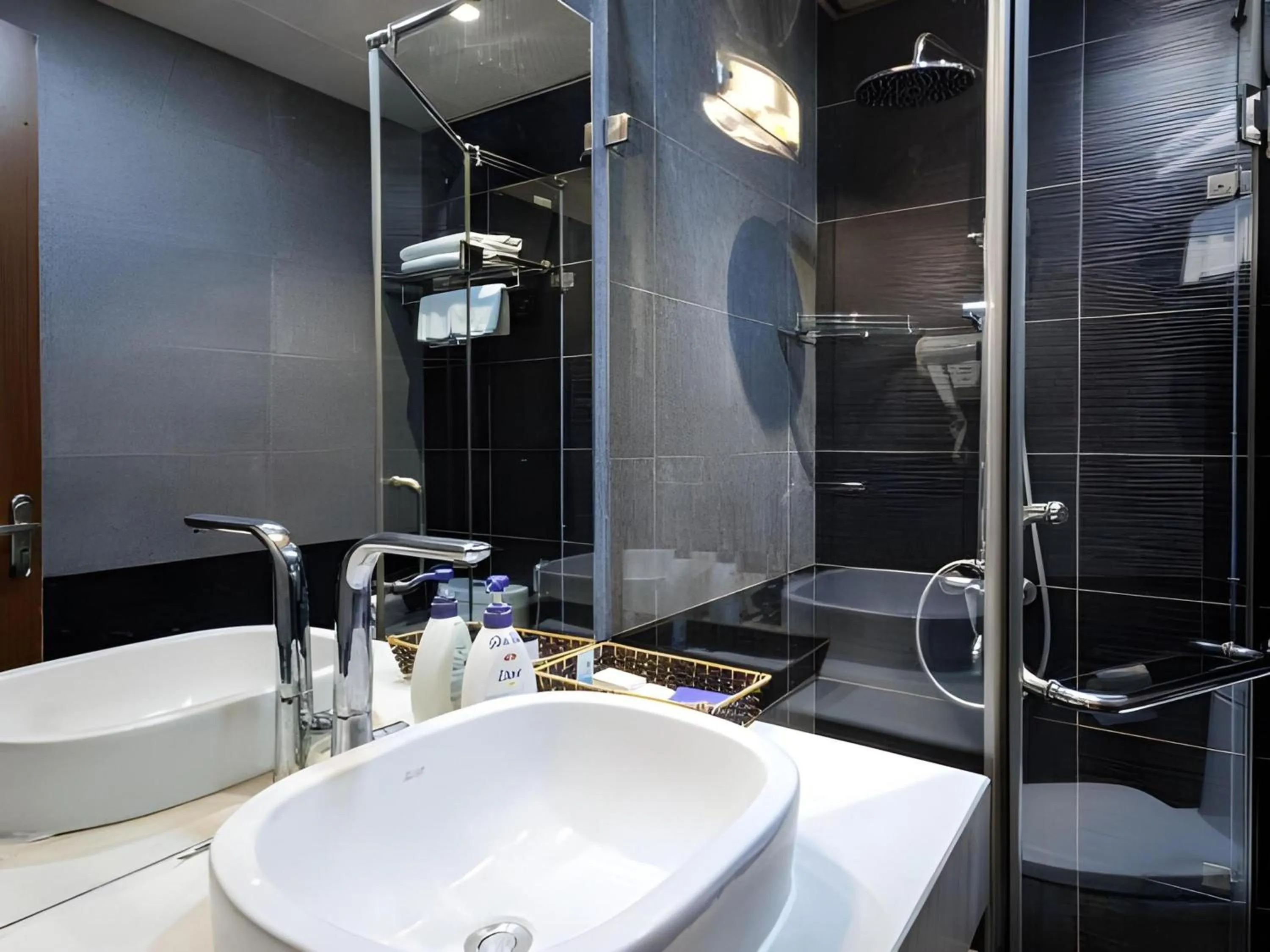 Bathroom in Collection O Le Grand Hanoi hotel - The Tryst