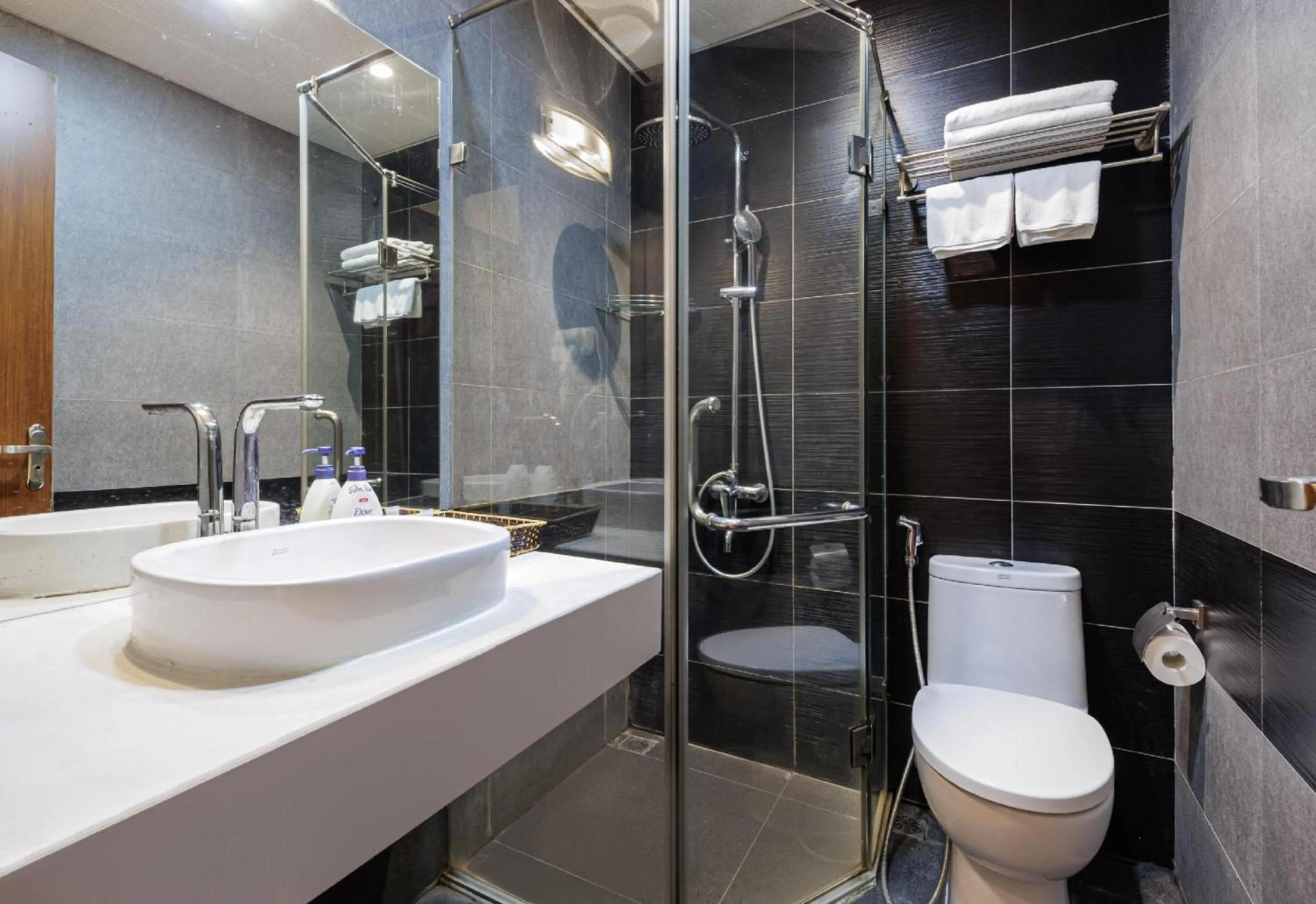 Bathroom in Collection O Le Grand Hanoi hotel - The Tryst