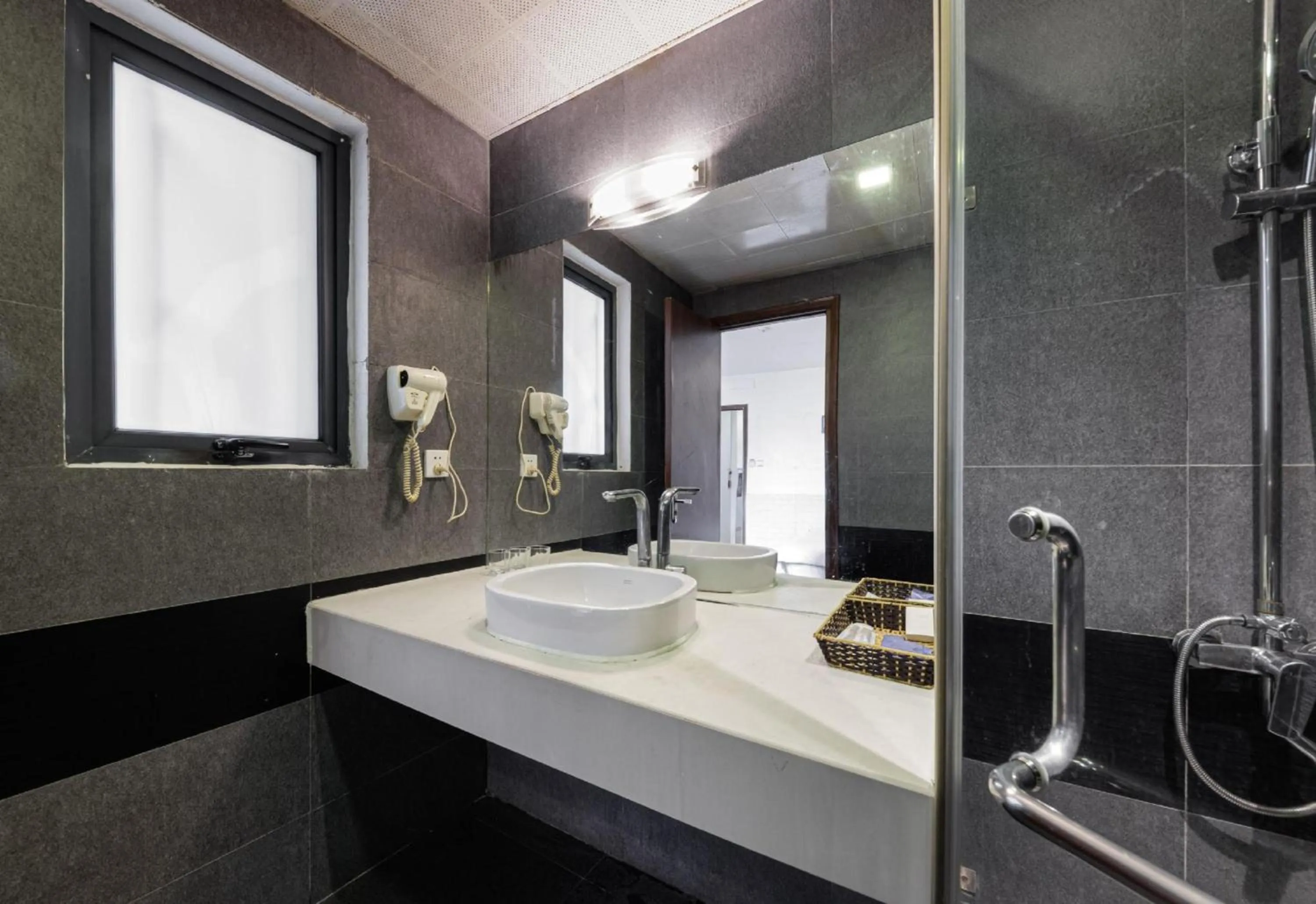 Bathroom in Collection O Le Grand Hanoi hotel - The Tryst