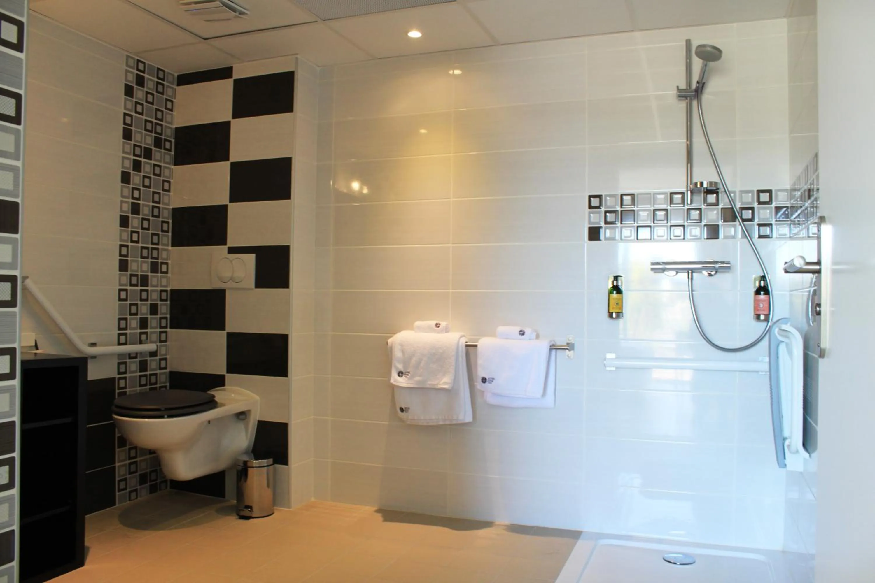 Bathroom in Rives d'Or Hôtel