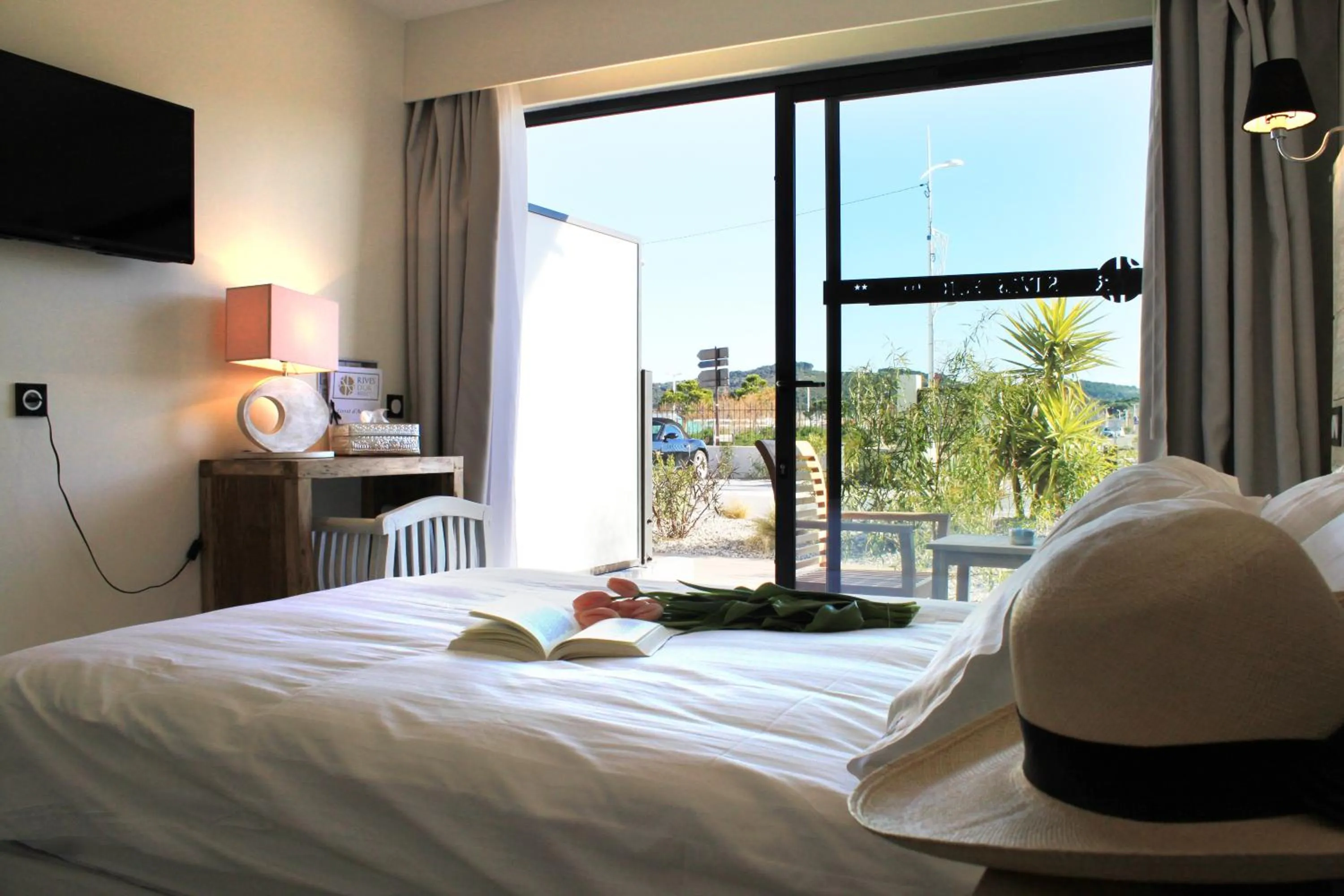 Bedroom, Bed in Rives d'Or Hôtel