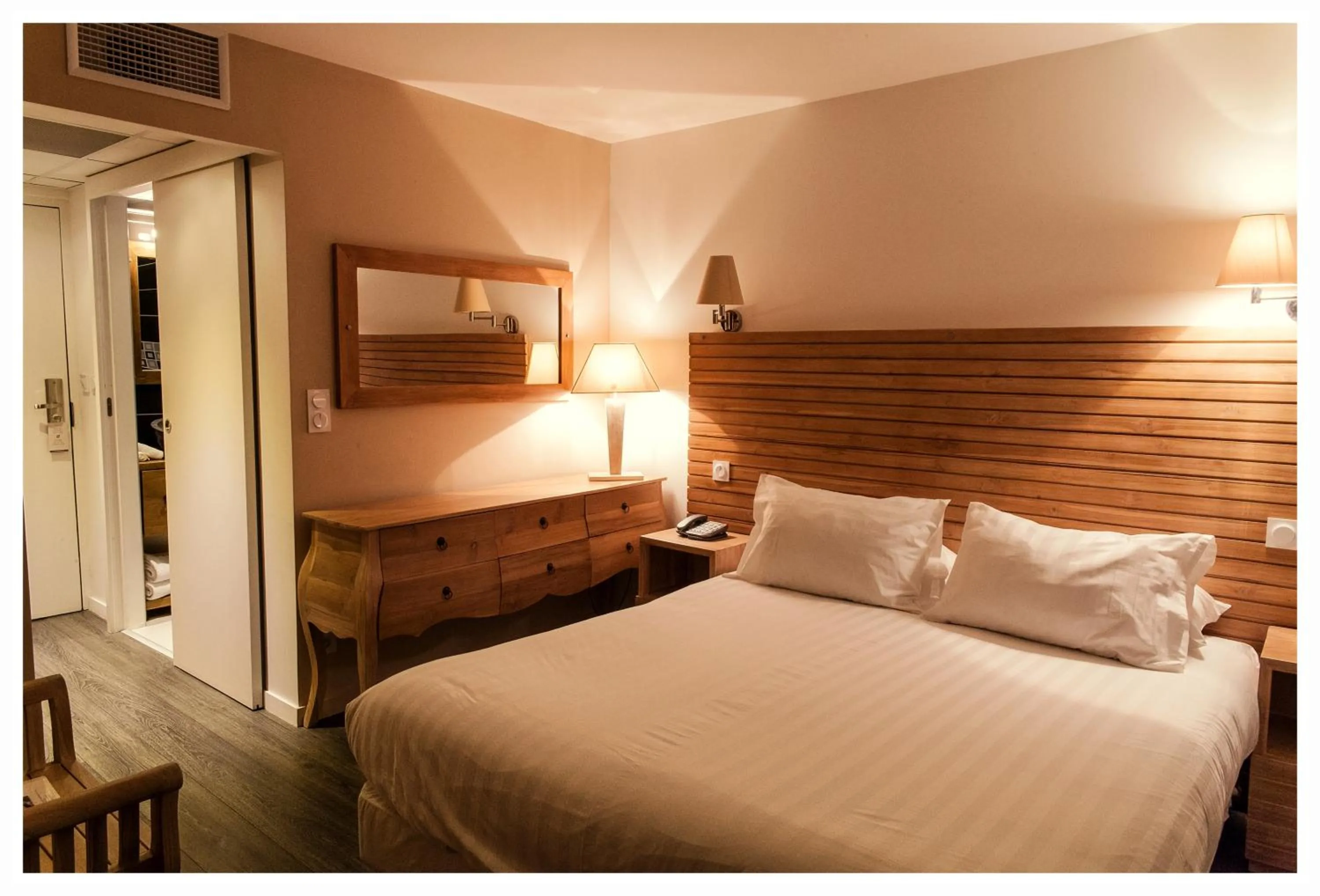 Photo of the whole room, Bed in Rives d'Or Hôtel