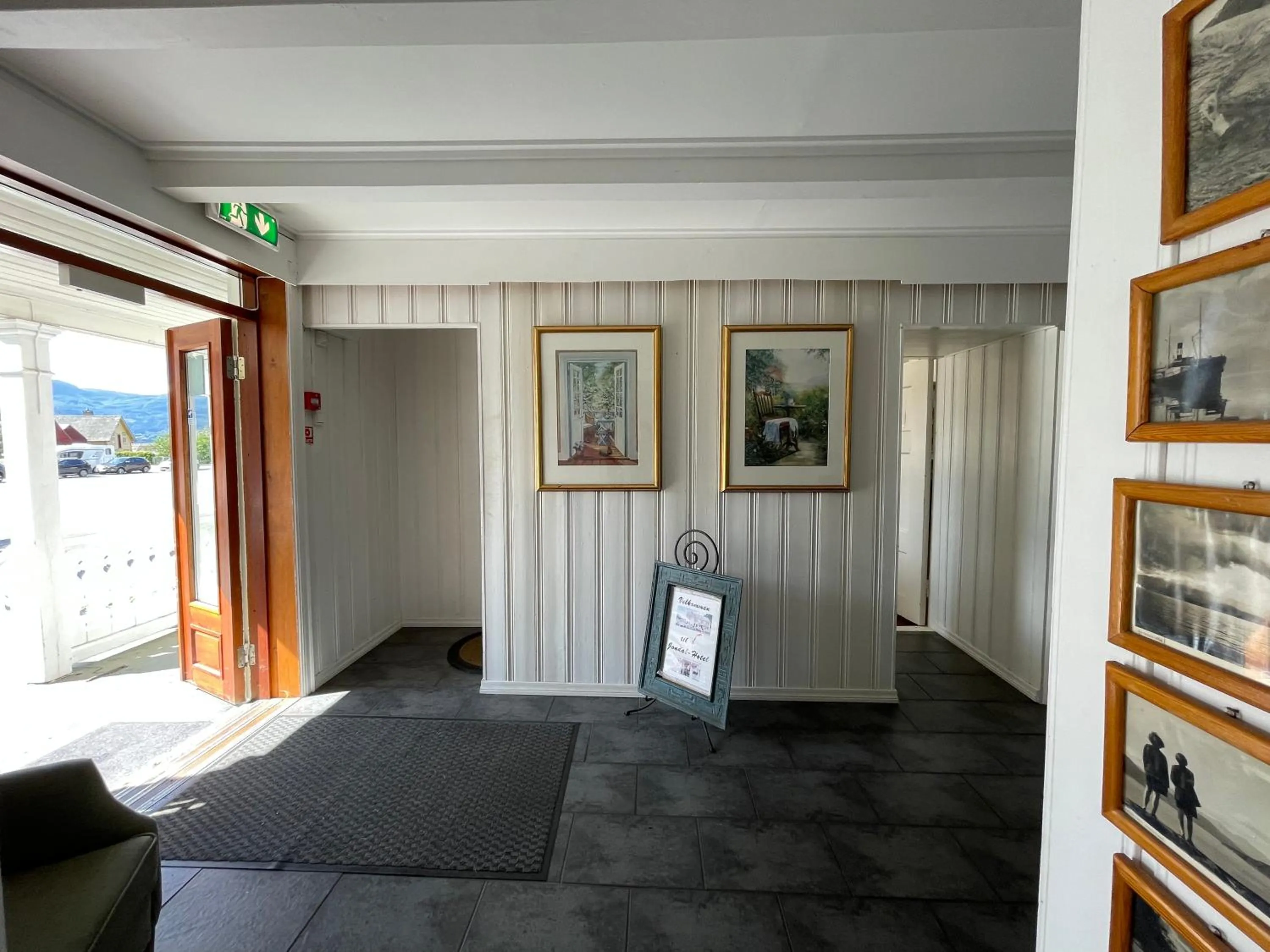 Facade/entrance in Jondal Hotel