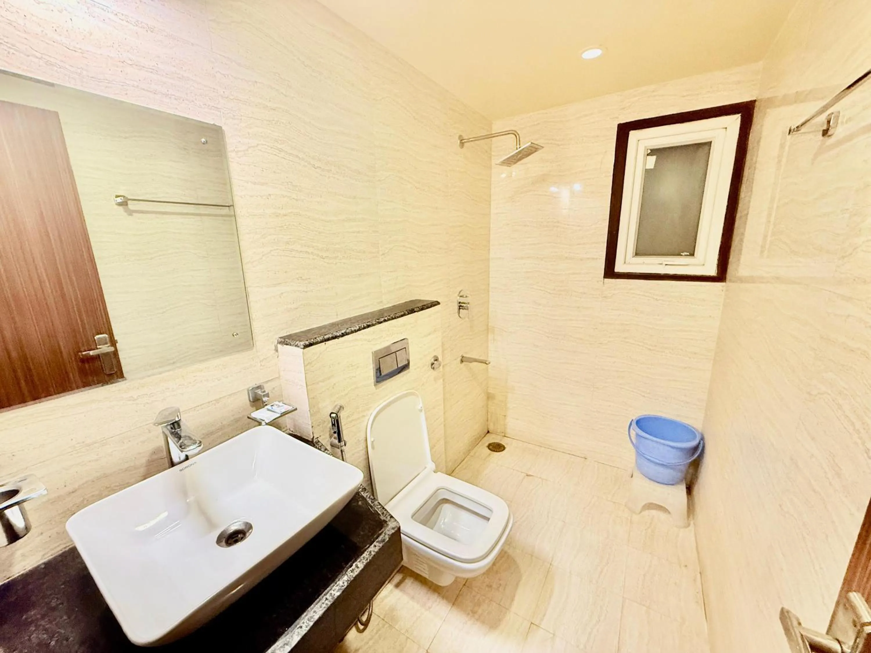 Toilet in The Bayan Elegance Hotel