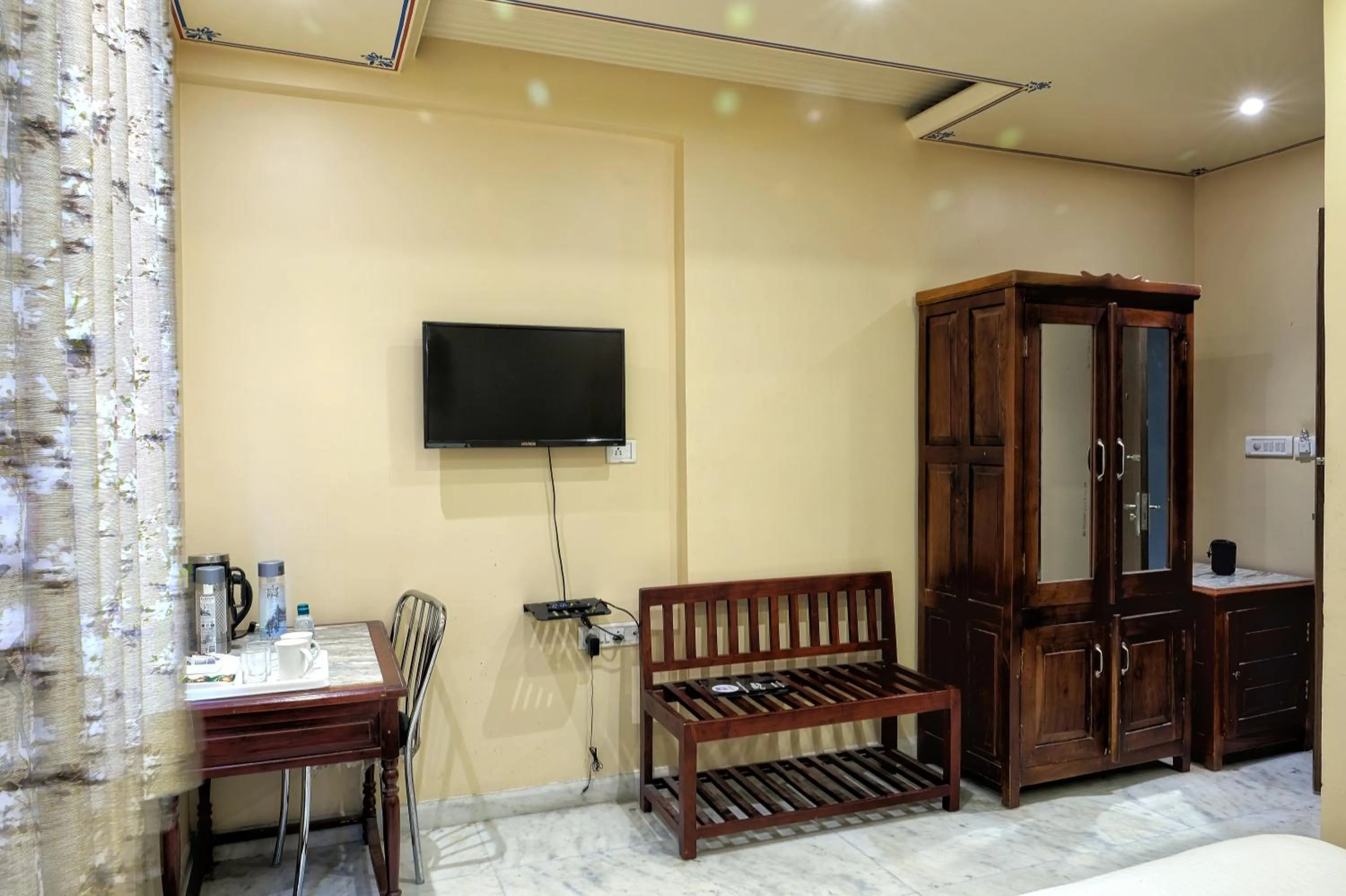 TV and multimedia in The Bayan Elegance Hotel