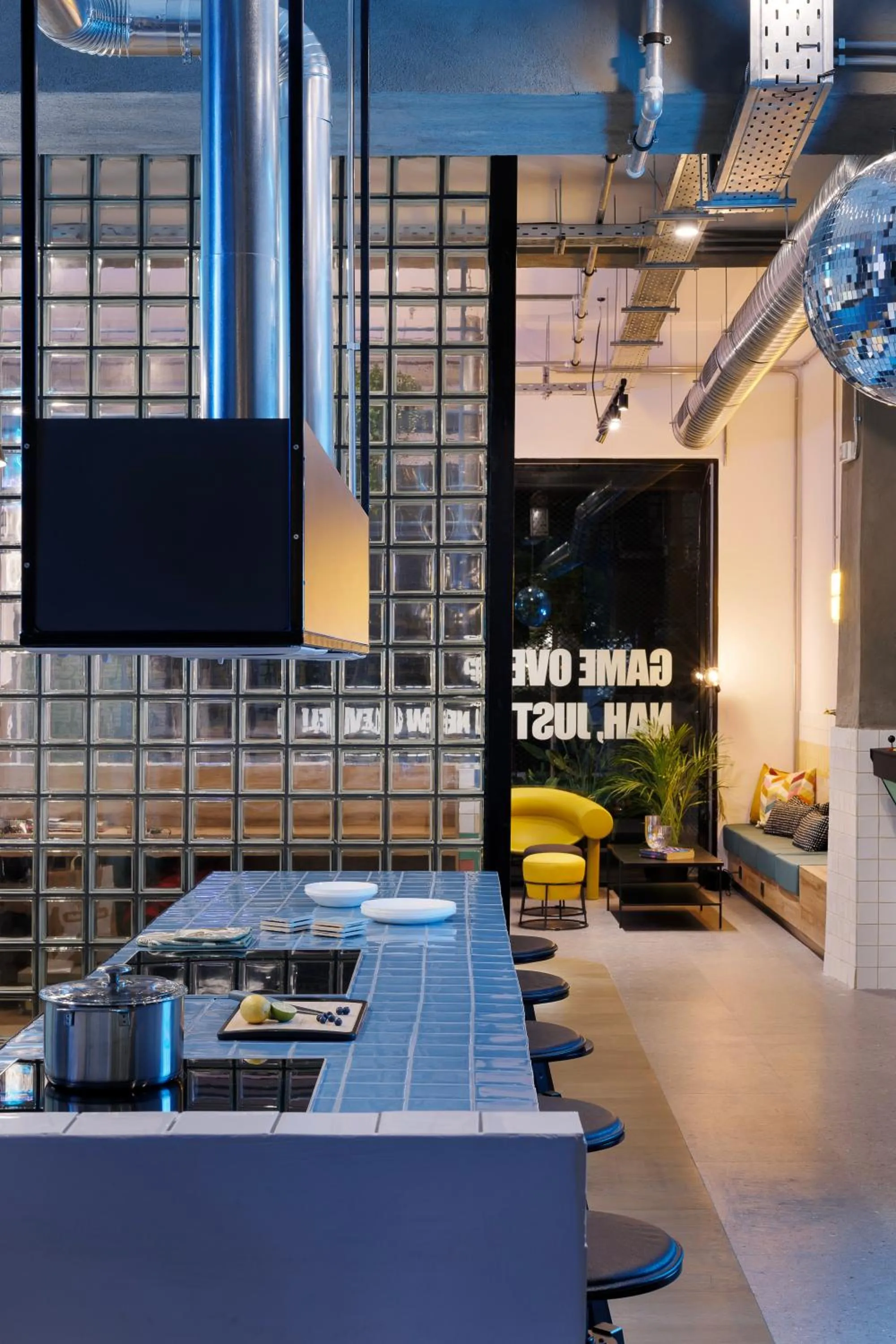 Kitchen or kitchenette in Retroverse Hostel