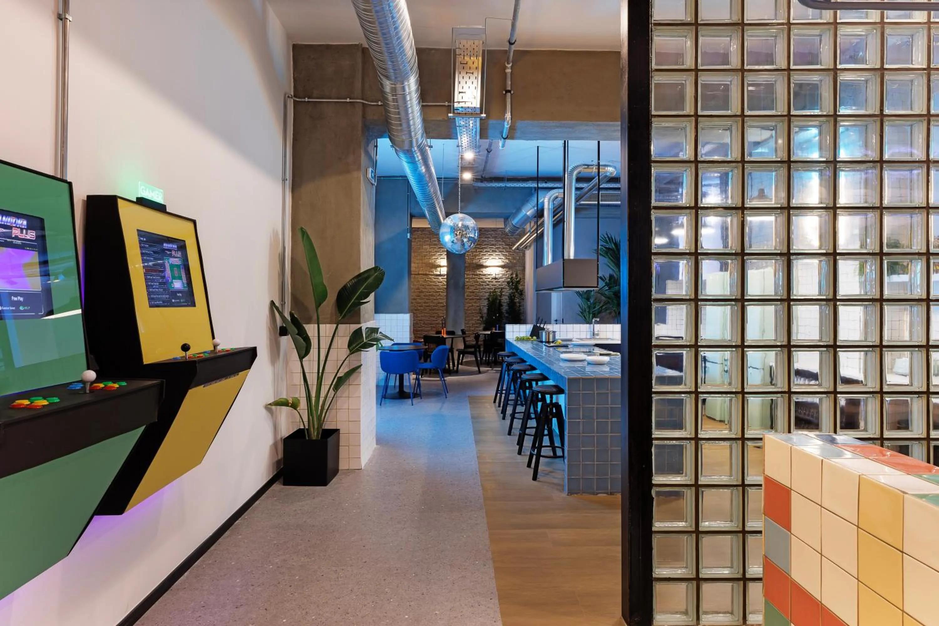 TV and multimedia in Retroverse Hostel