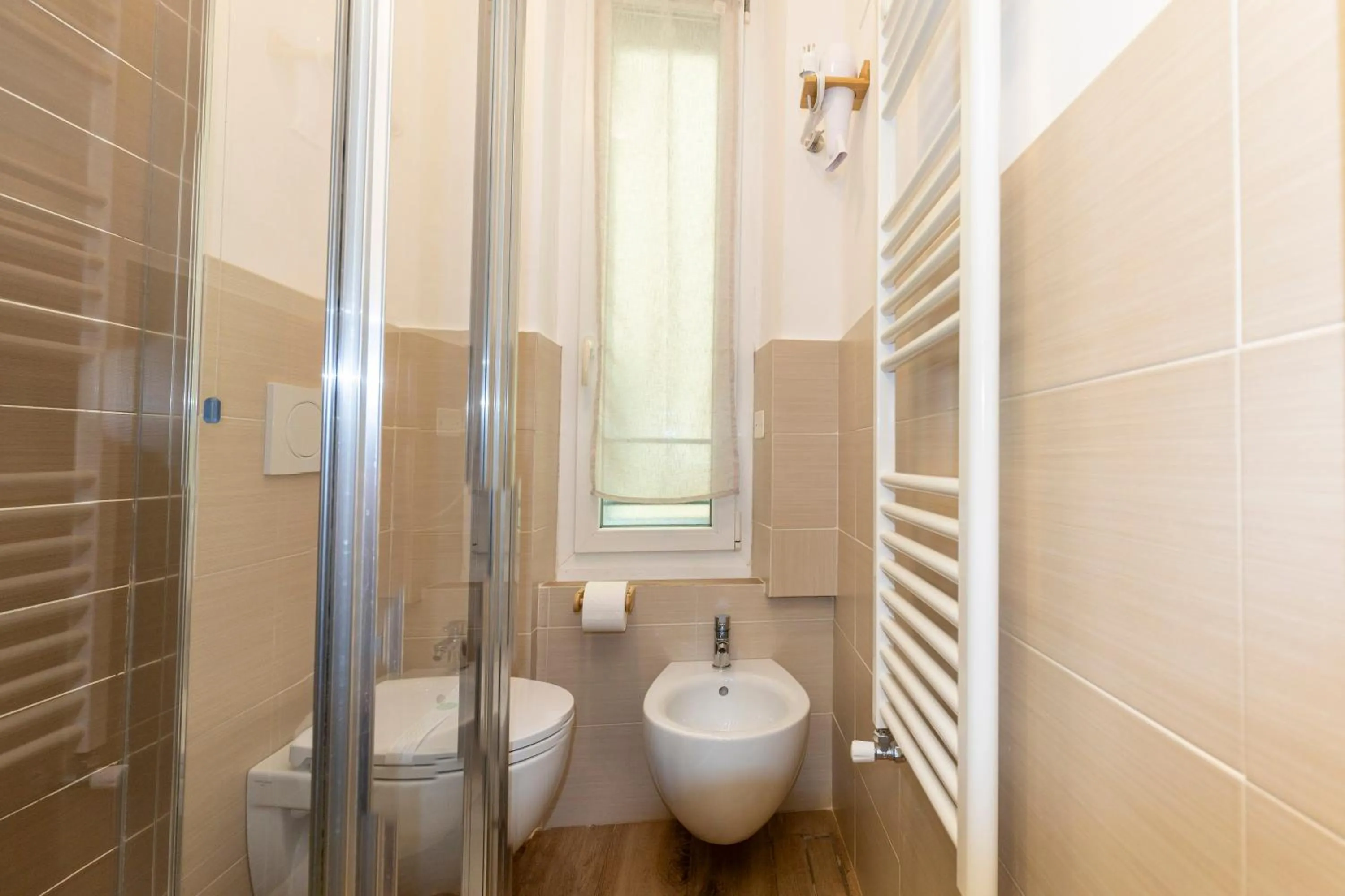 Shower in La Loggia de' Banchi