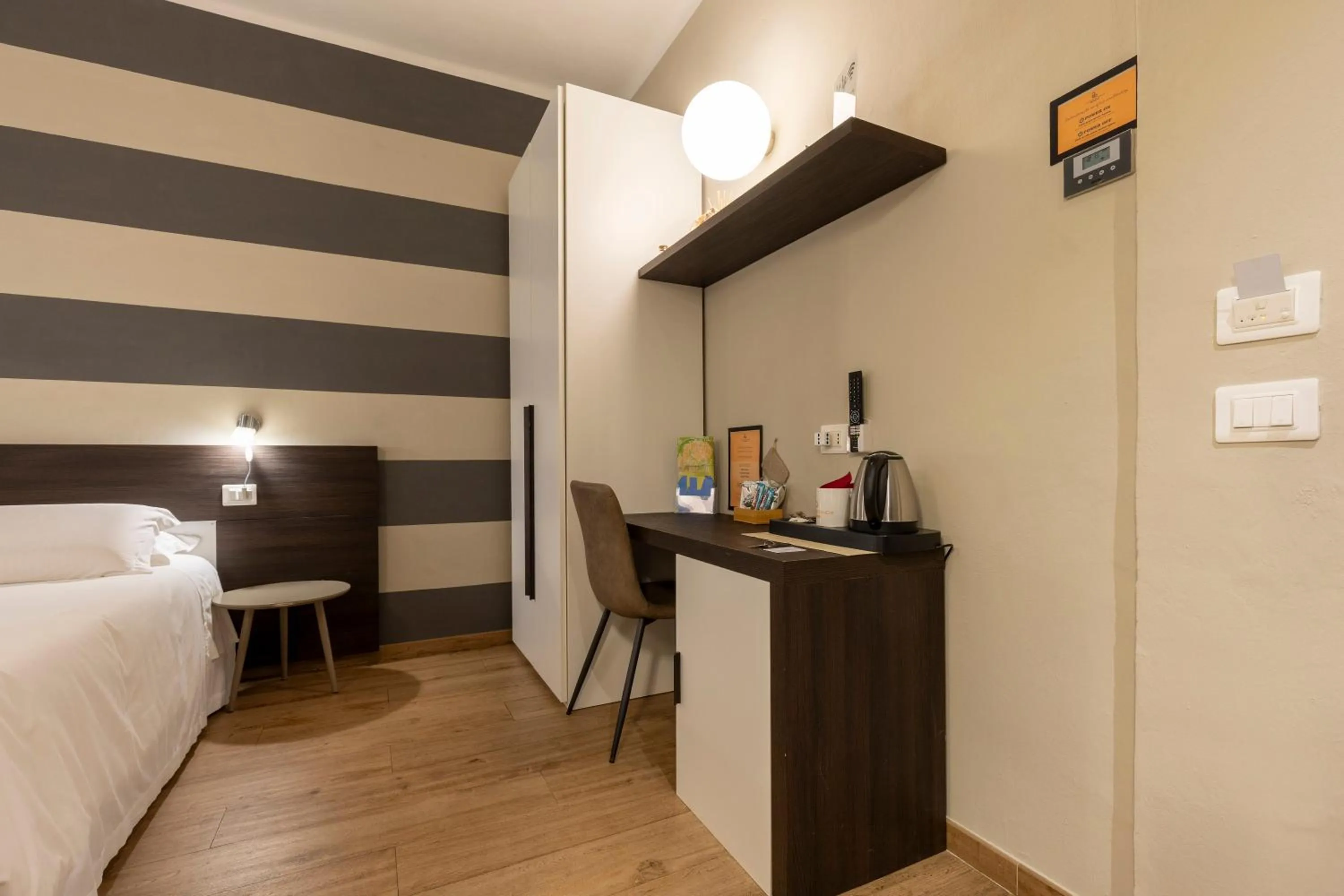 Photo of the whole room, Bed in La Loggia de' Banchi