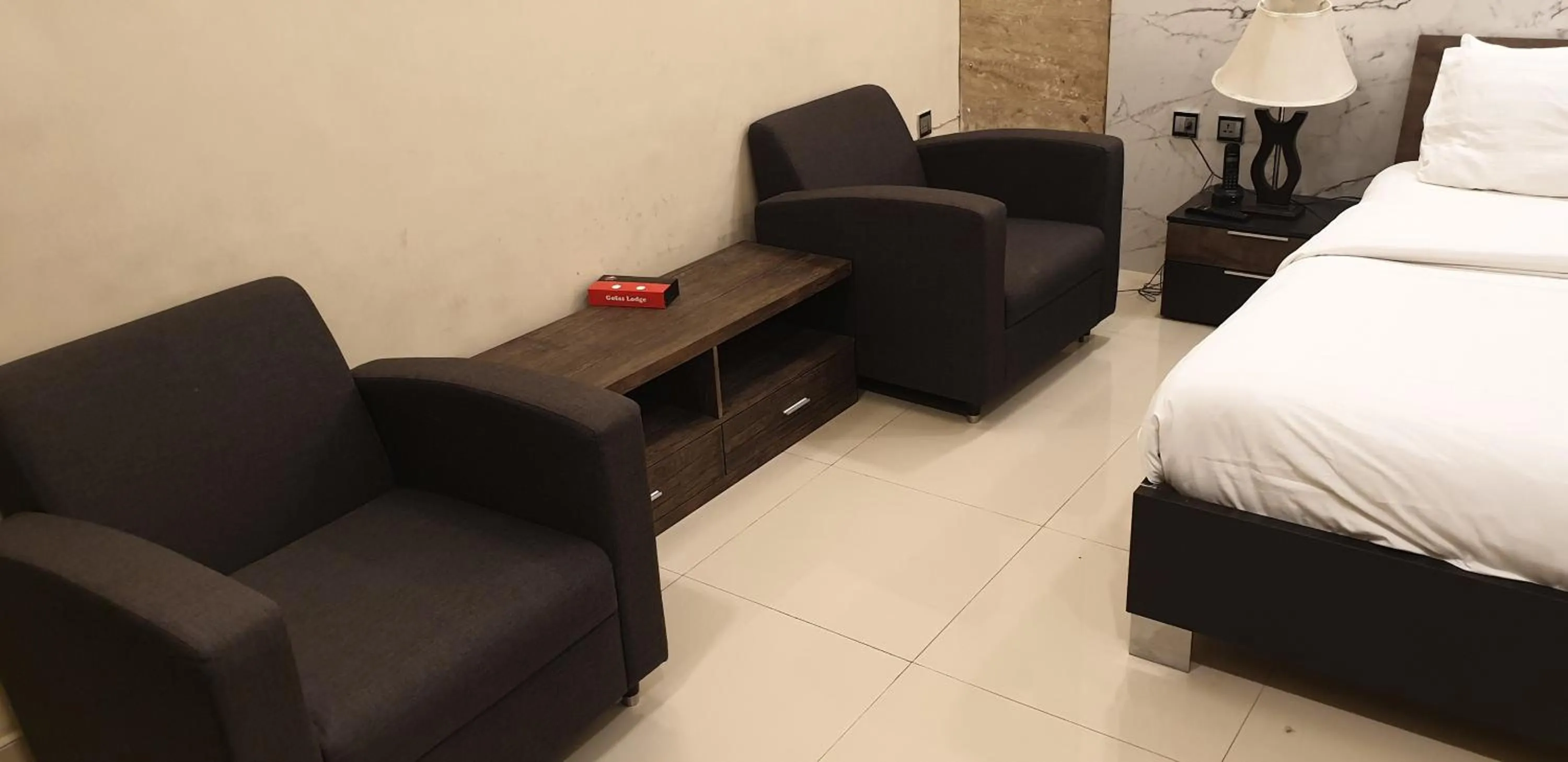 Living room, Bed in Gofas Lodge