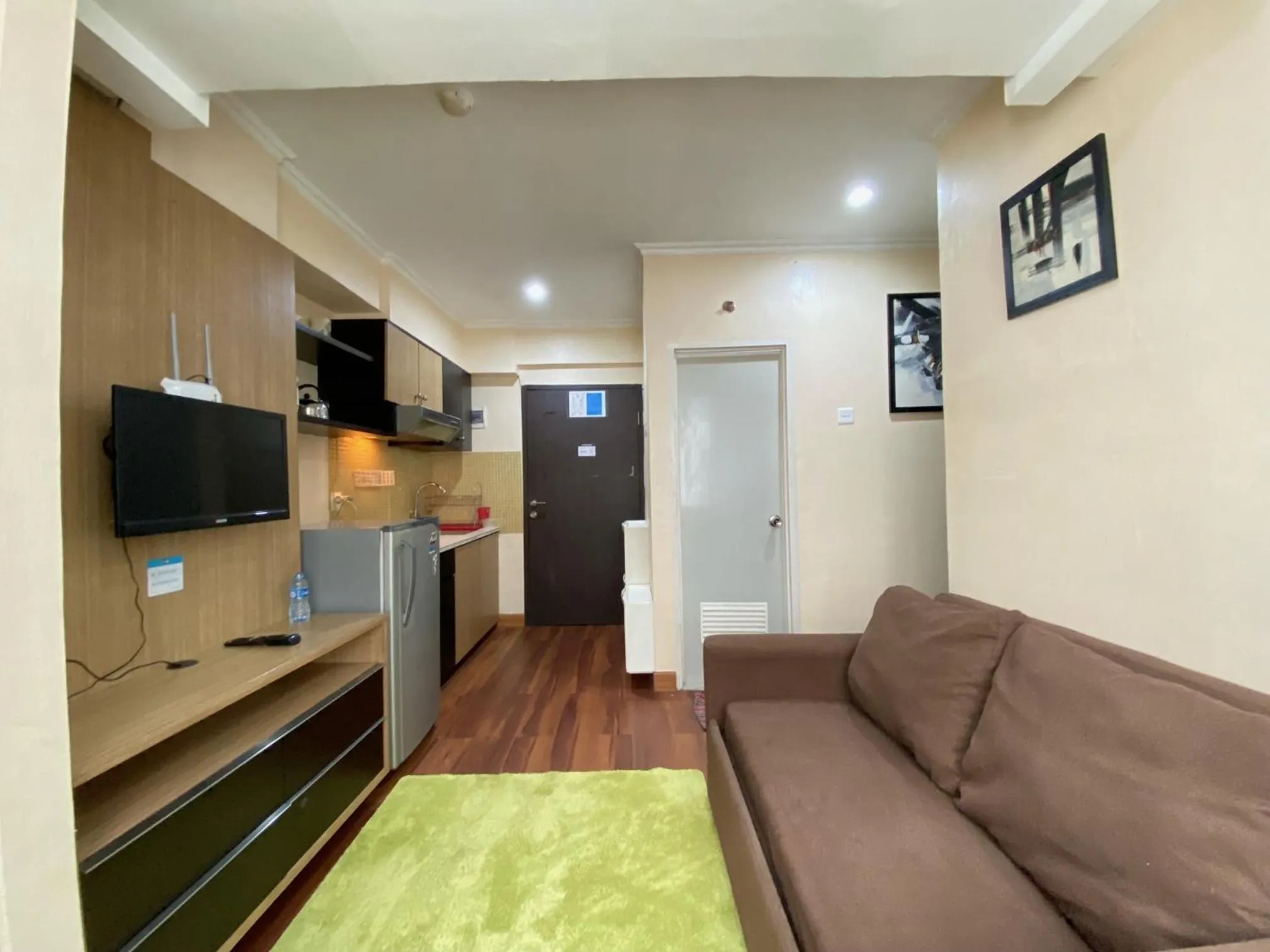 Living room in Cozy Living 2BR Apartment at Jarrdin Cihampelas By Travelio