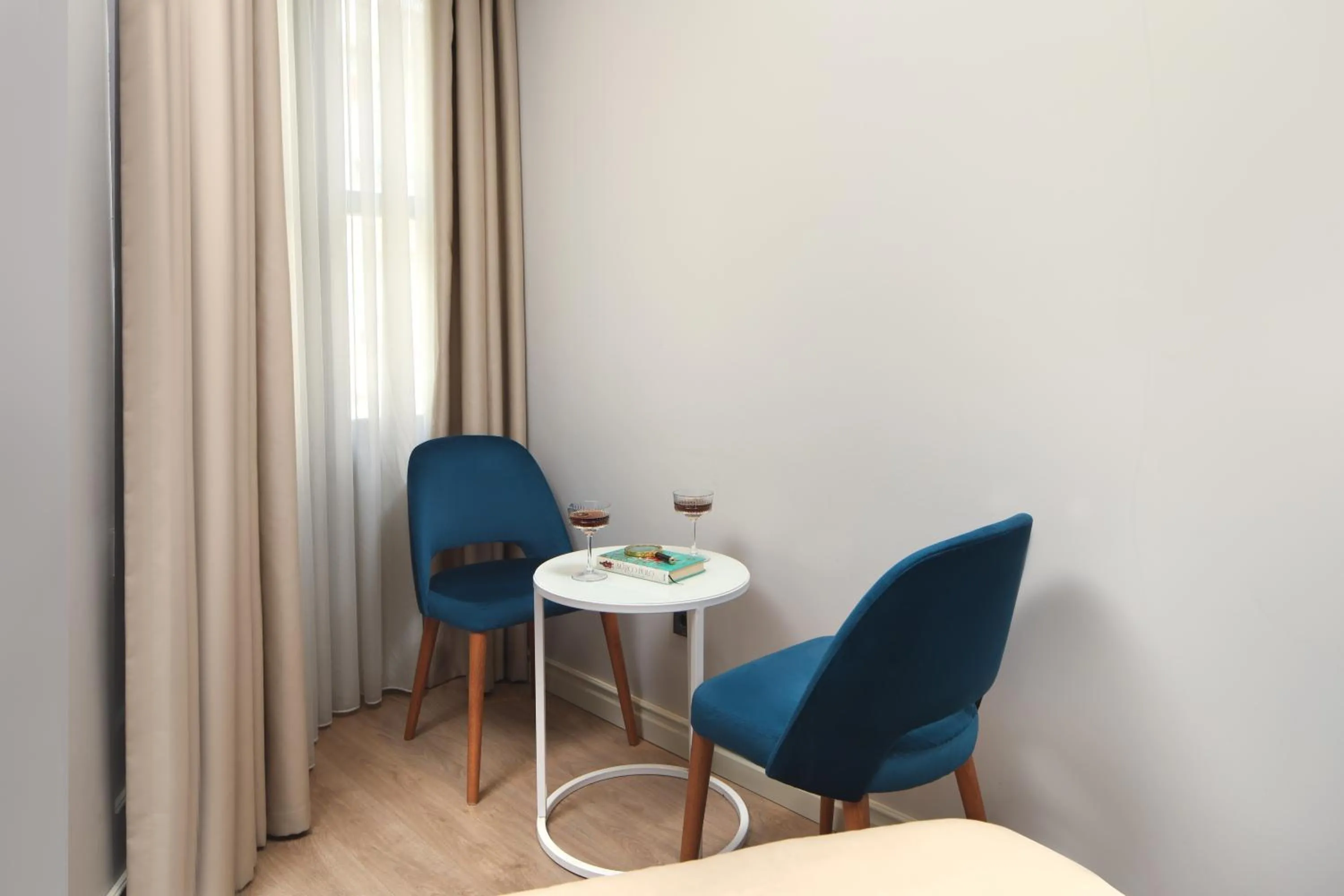 Seating area in Ess Hotel