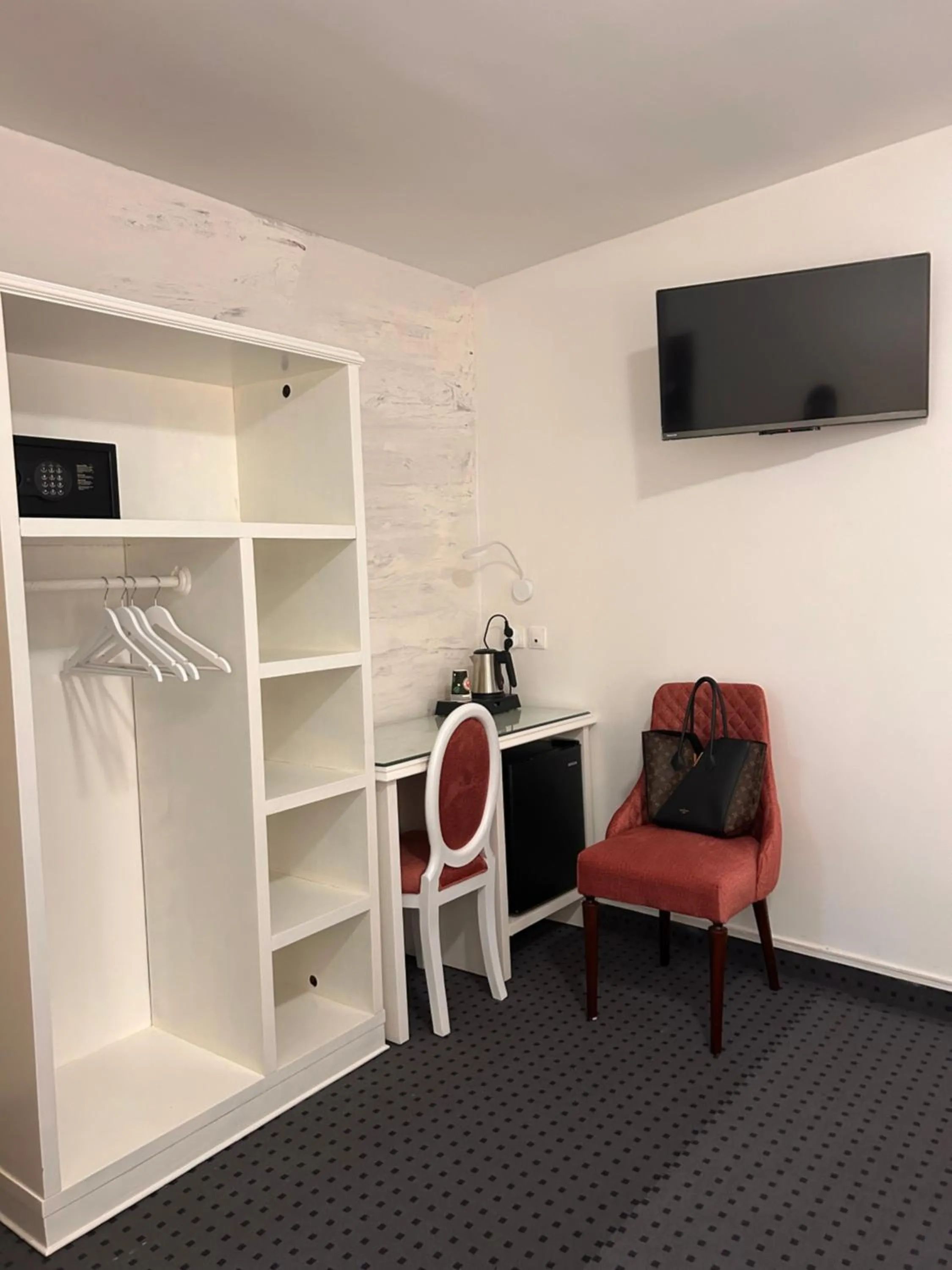 TV and multimedia in Hotel Grand Paris