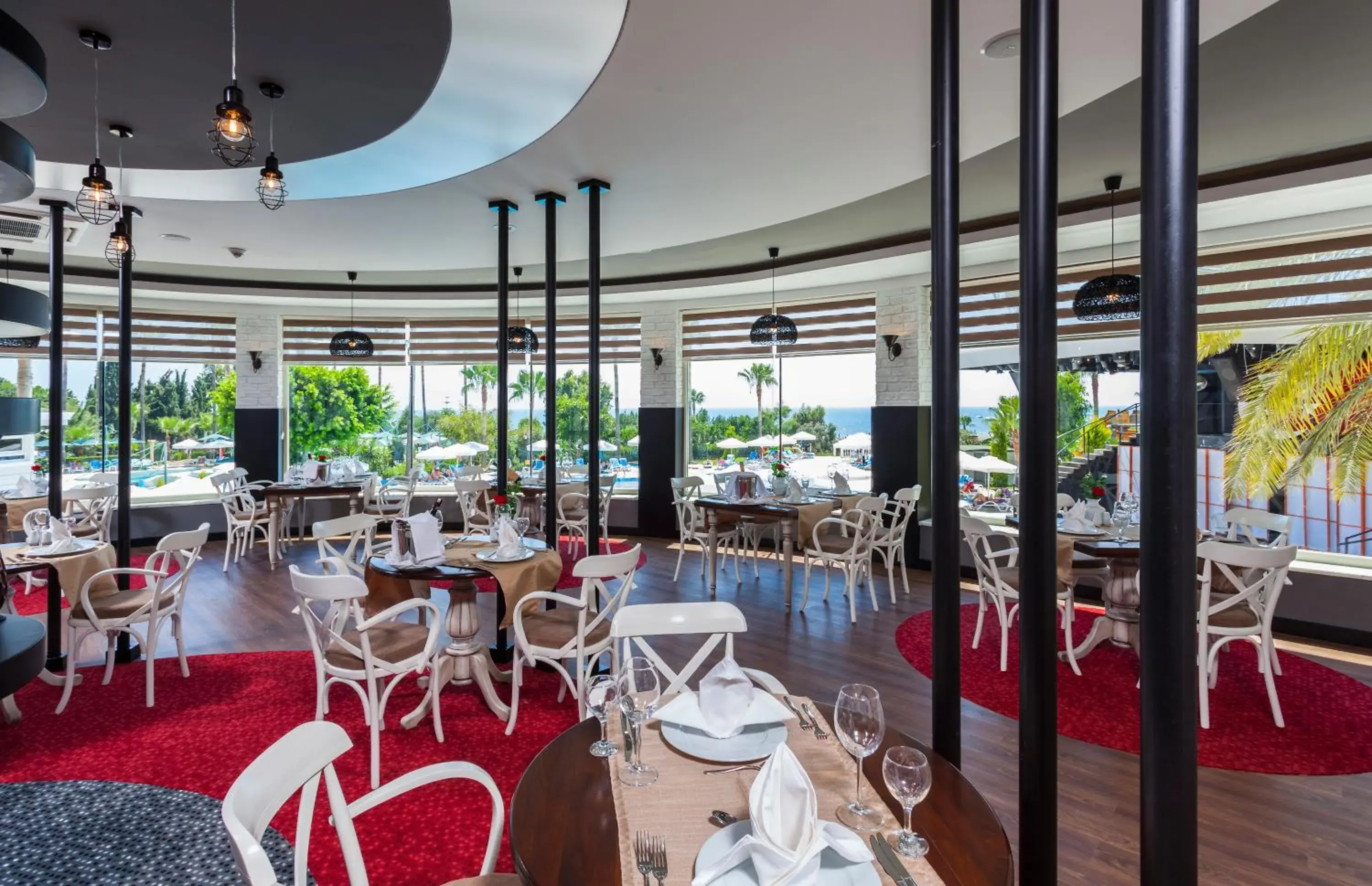 Restaurant/places to eat in Iz Flower Side Beach Hotel Restaurant/places to eat in Iz Flower Side Beach Hotel