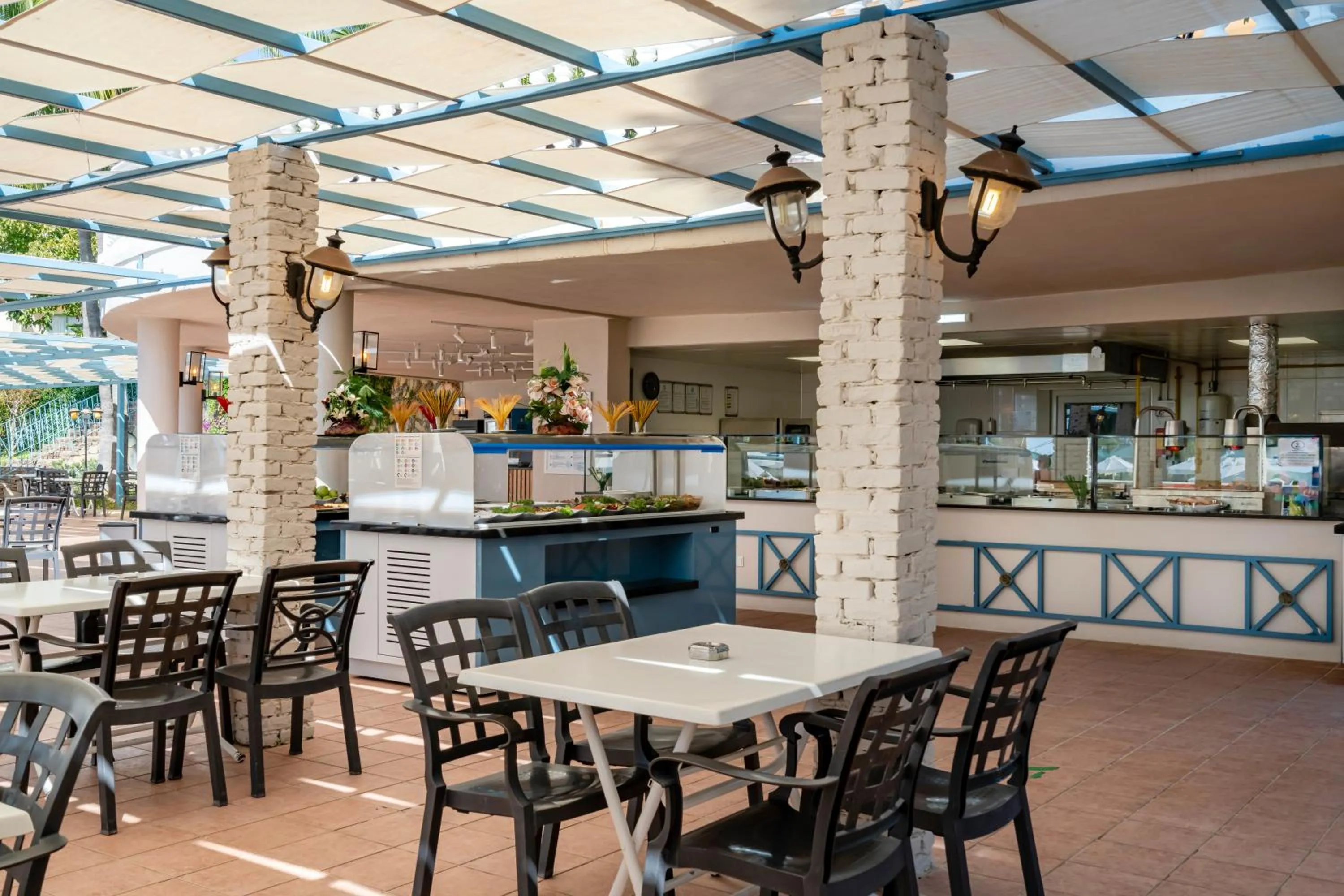 Restaurant/places to eat in Iz Flower Side Beach Hotel