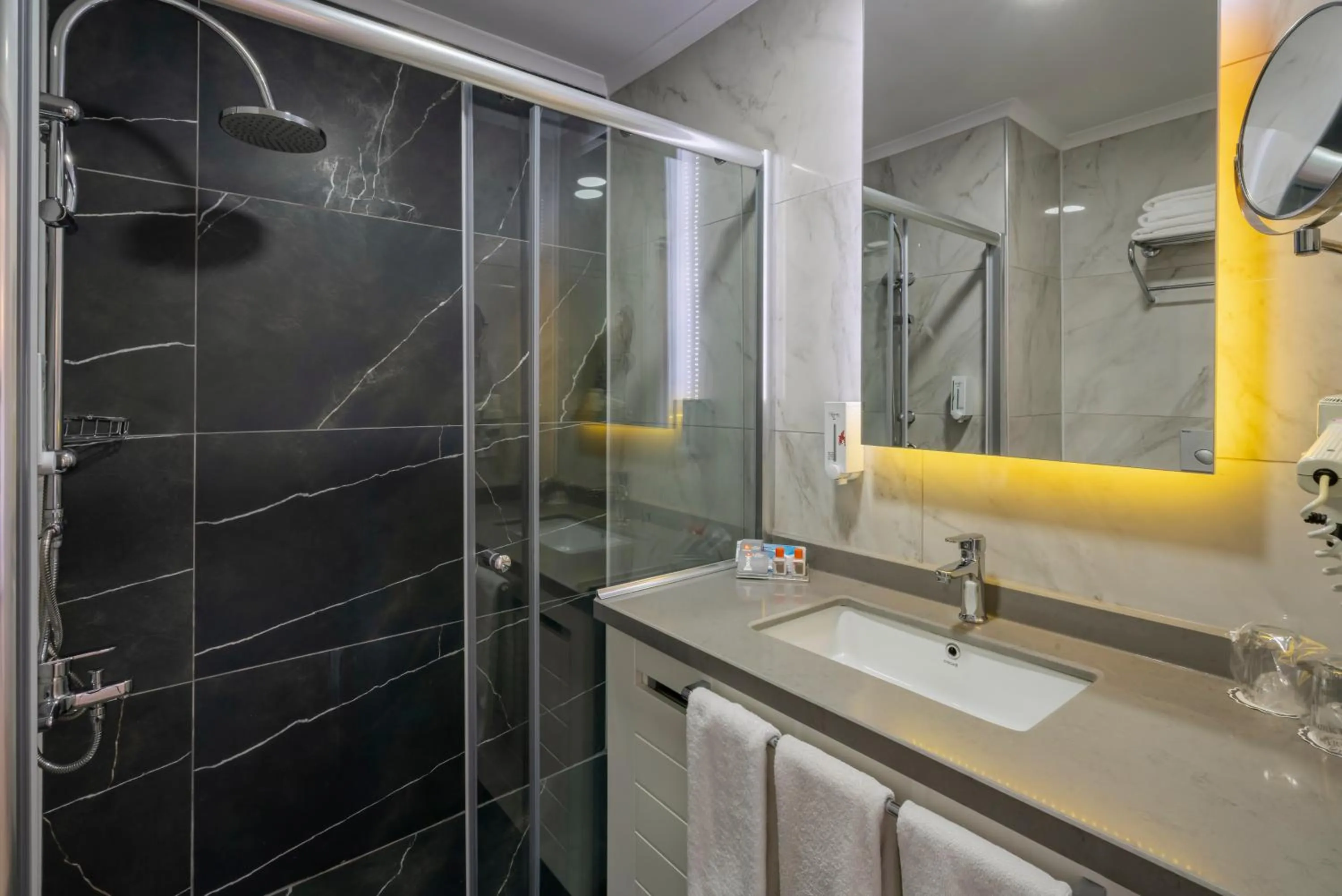 Bathroom in Iz Flower Side Beach Hotel