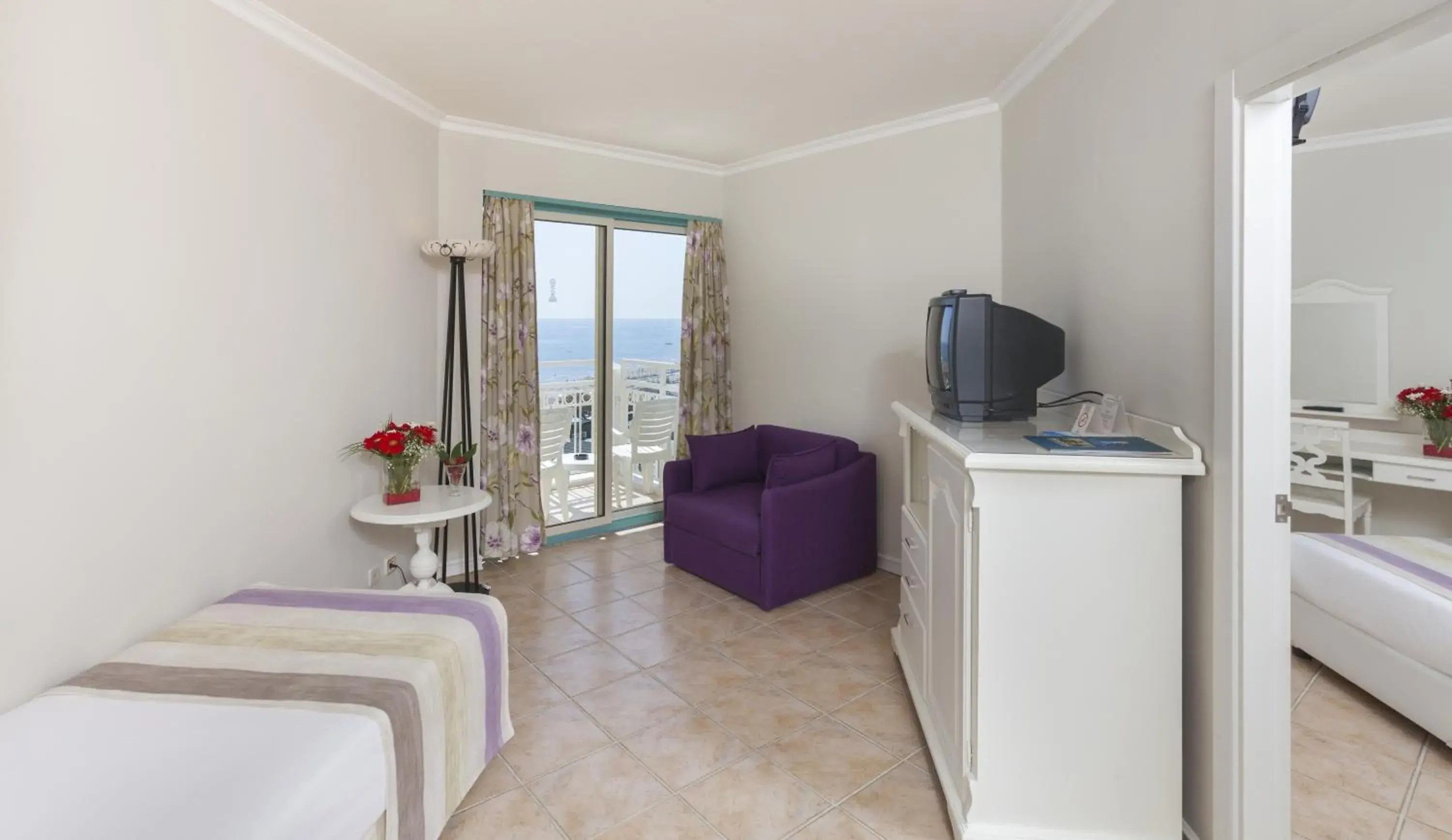 Photo of the whole room, Bed in Iz Flower Side Beach Hotel Photo of the whole room, Bed in Iz Flower Side Beach Hotel