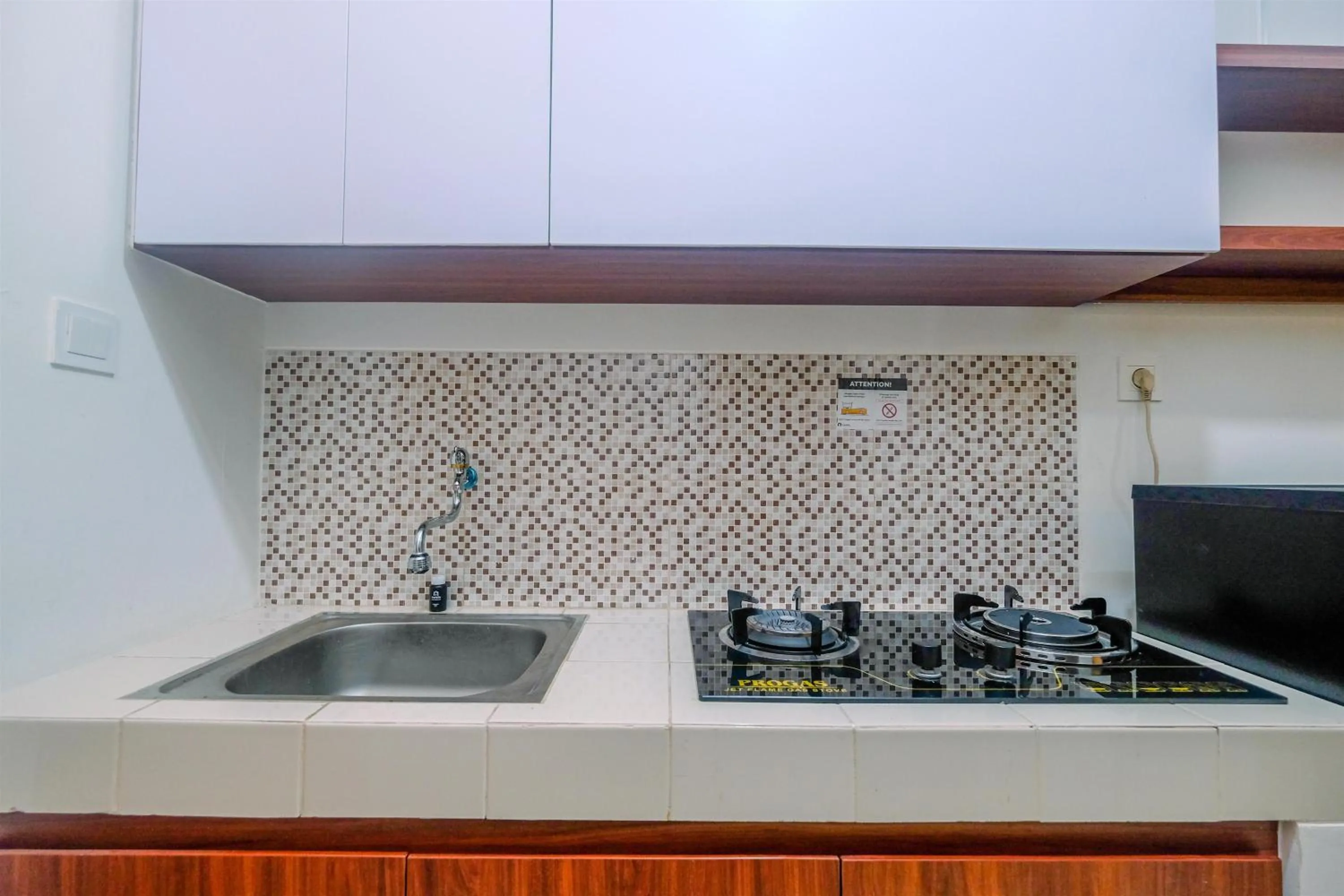 Kitchen or kitchenette in Homey and Comfort Living Studio Room at Dave Apartment By Travelio