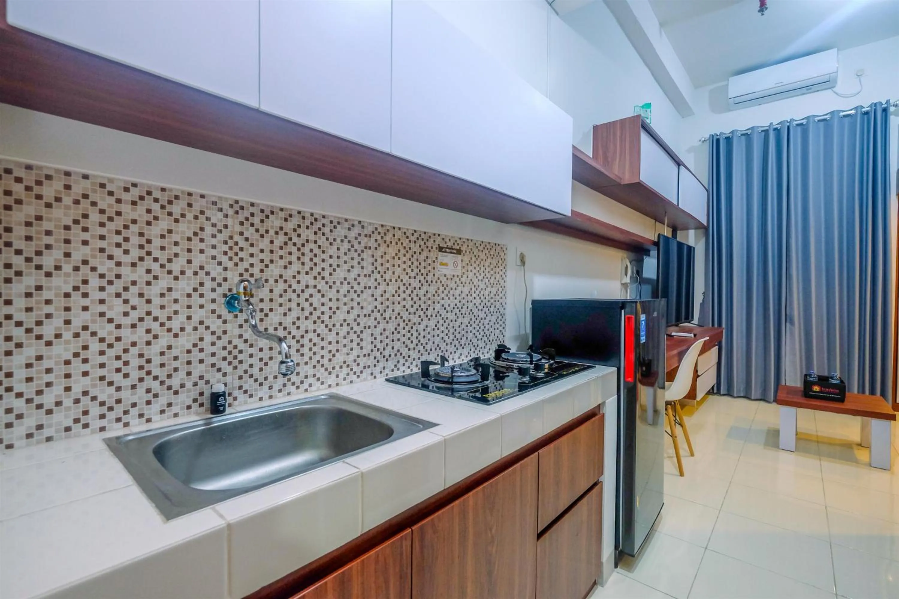 Kitchen or kitchenette in Homey and Comfort Living Studio Room at Dave Apartment By Travelio