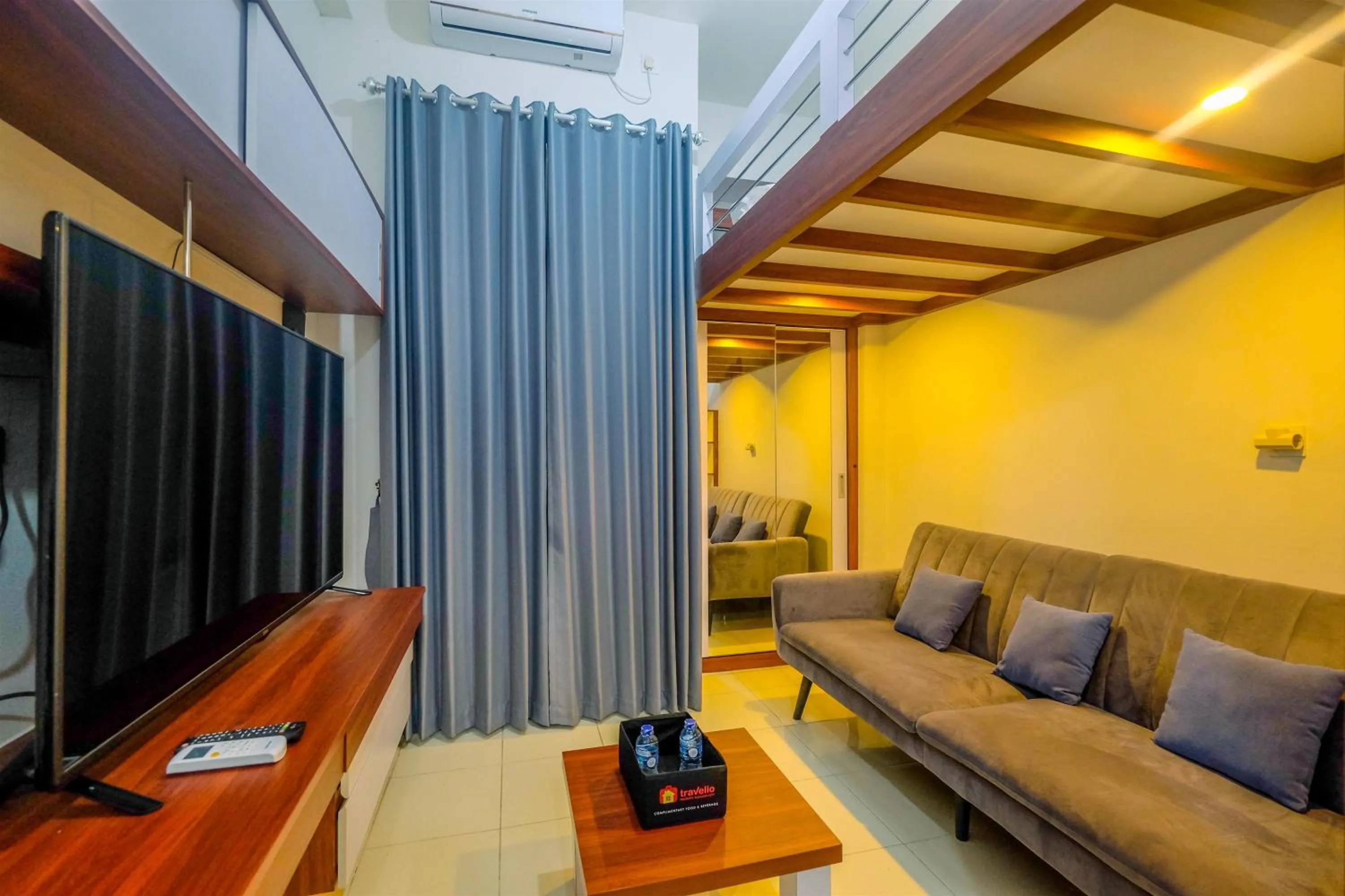 Seating area in Homey and Comfort Living Studio Room at Dave Apartment By Travelio