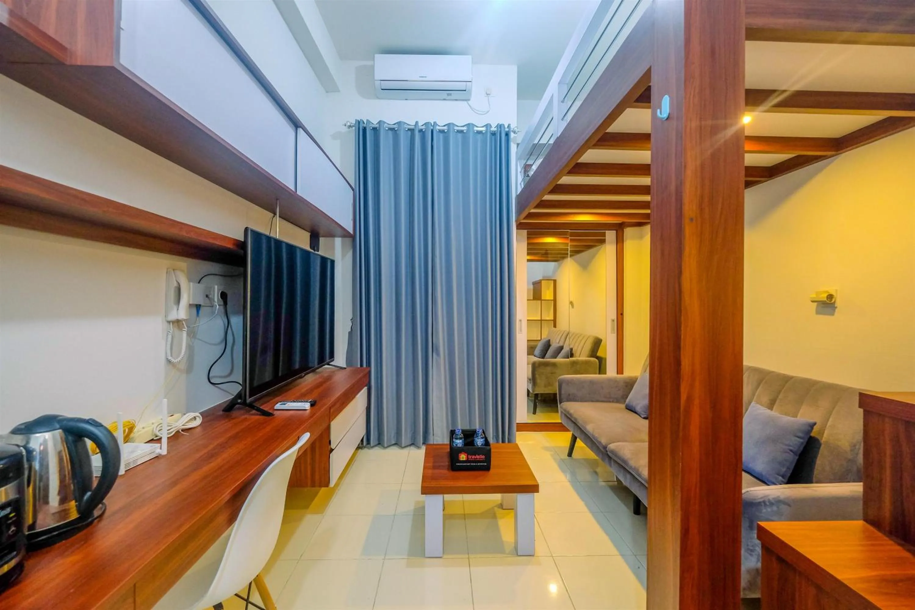 Seating area in Homey and Comfort Living Studio Room at Dave Apartment By Travelio