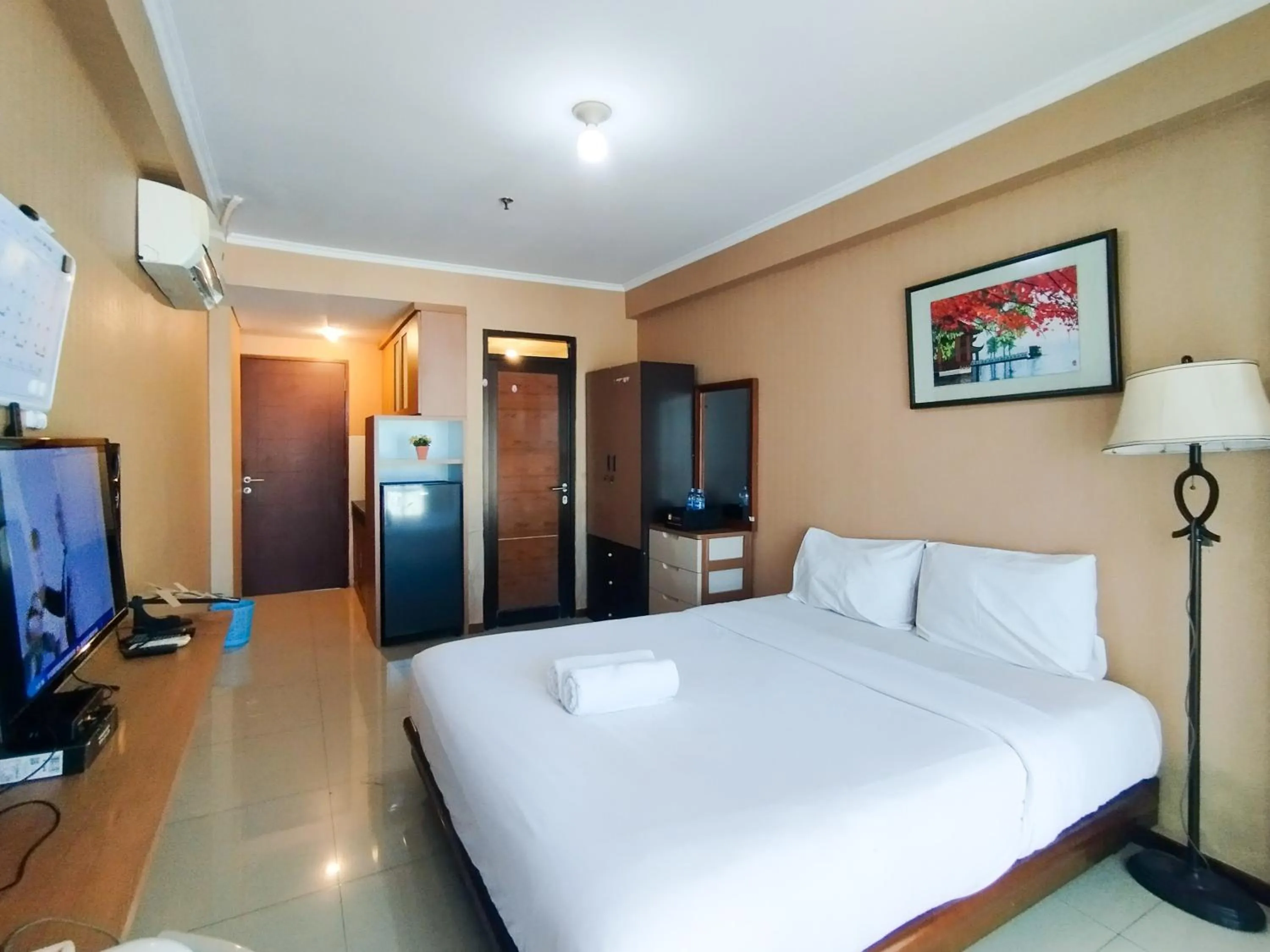 Bed in Spacious Chic Studio Room Apartment at Gateway Pasteur By Travelio