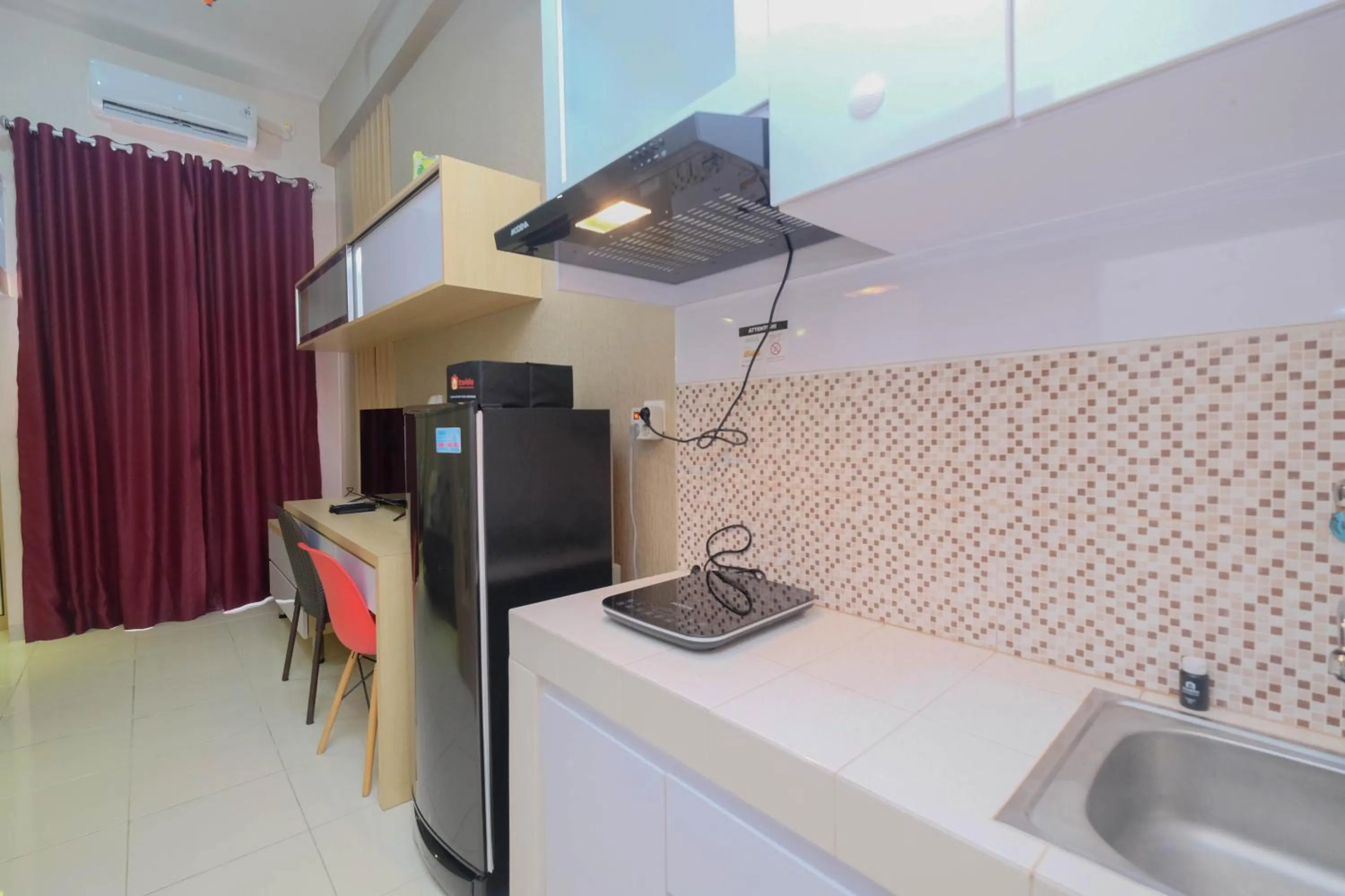 Kitchen or kitchenette in Comfy and Tidy Studio at Dave Apartment By Travelio