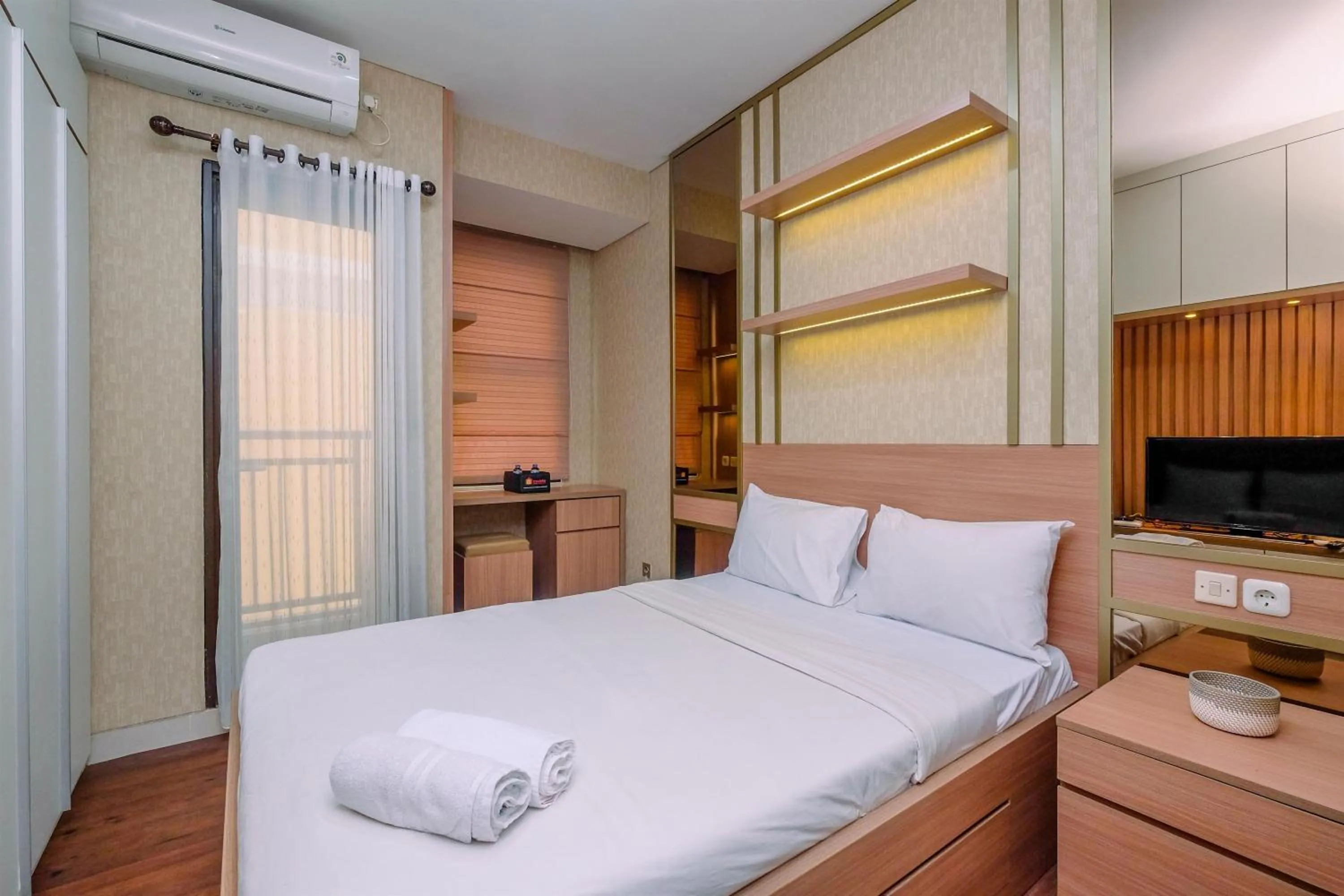 Bed in Cozy Studio at Transpark Cibubur Apartment By Travelio