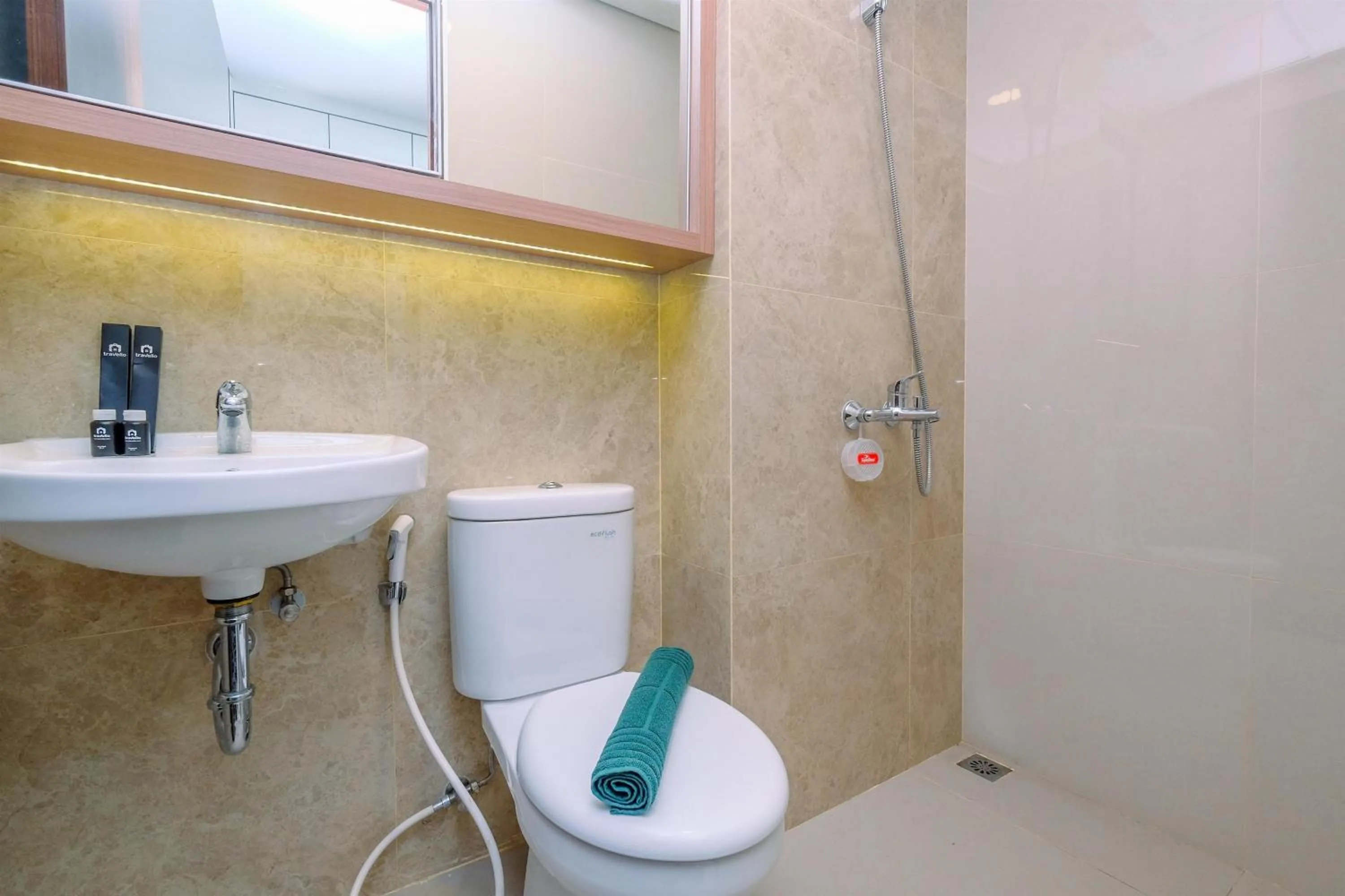 Cozy Studio at Transpark Cibubur Apartment By Travelio