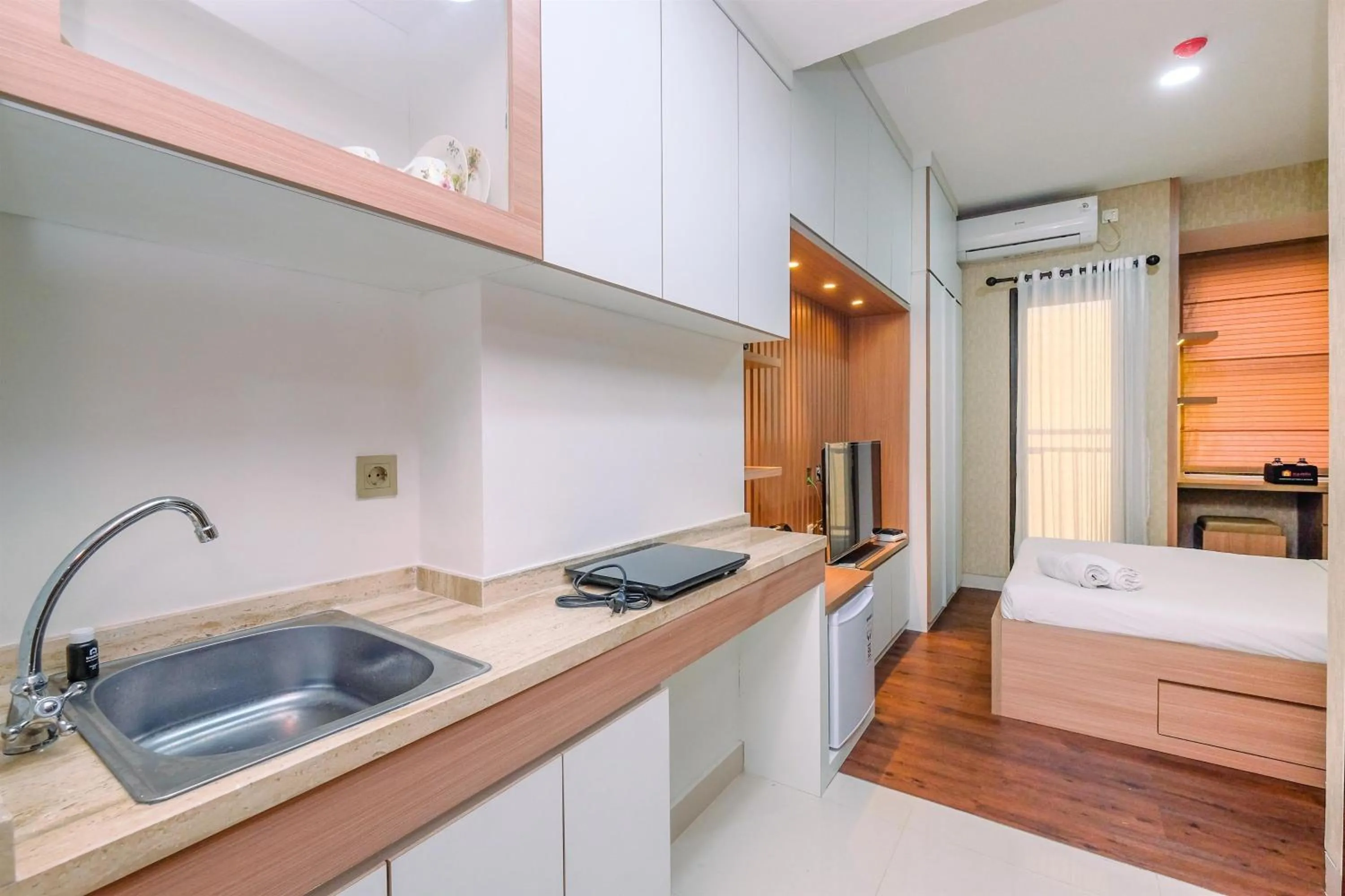Cozy Studio at Transpark Cibubur Apartment By Travelio