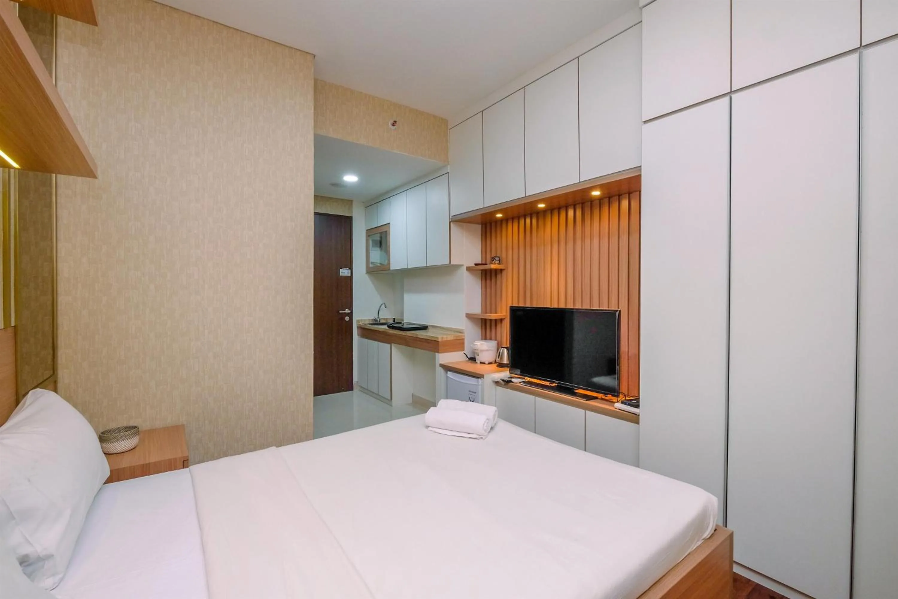 Bed in Cozy Studio at Transpark Cibubur Apartment By Travelio