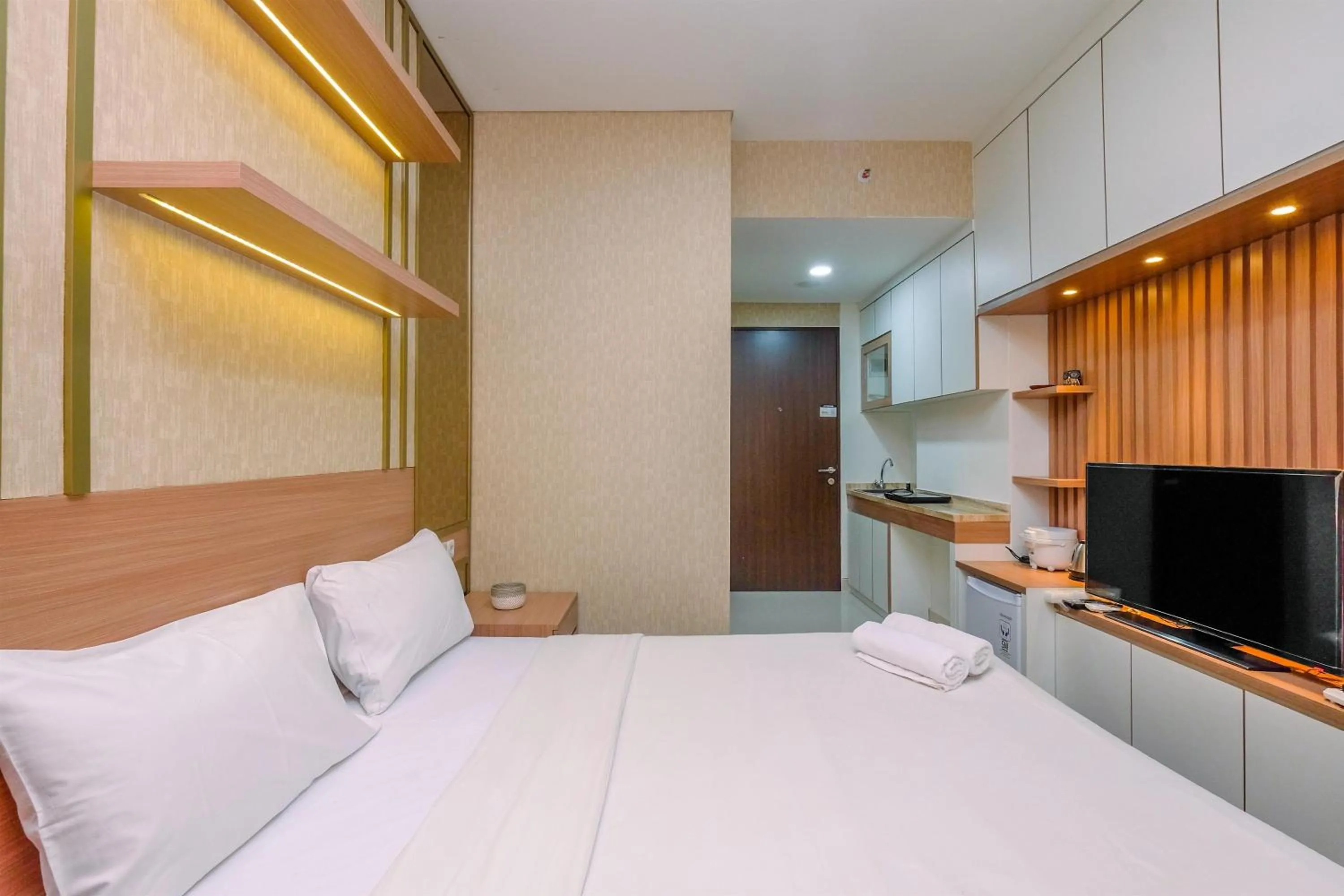 Bed in Cozy Studio at Transpark Cibubur Apartment By Travelio