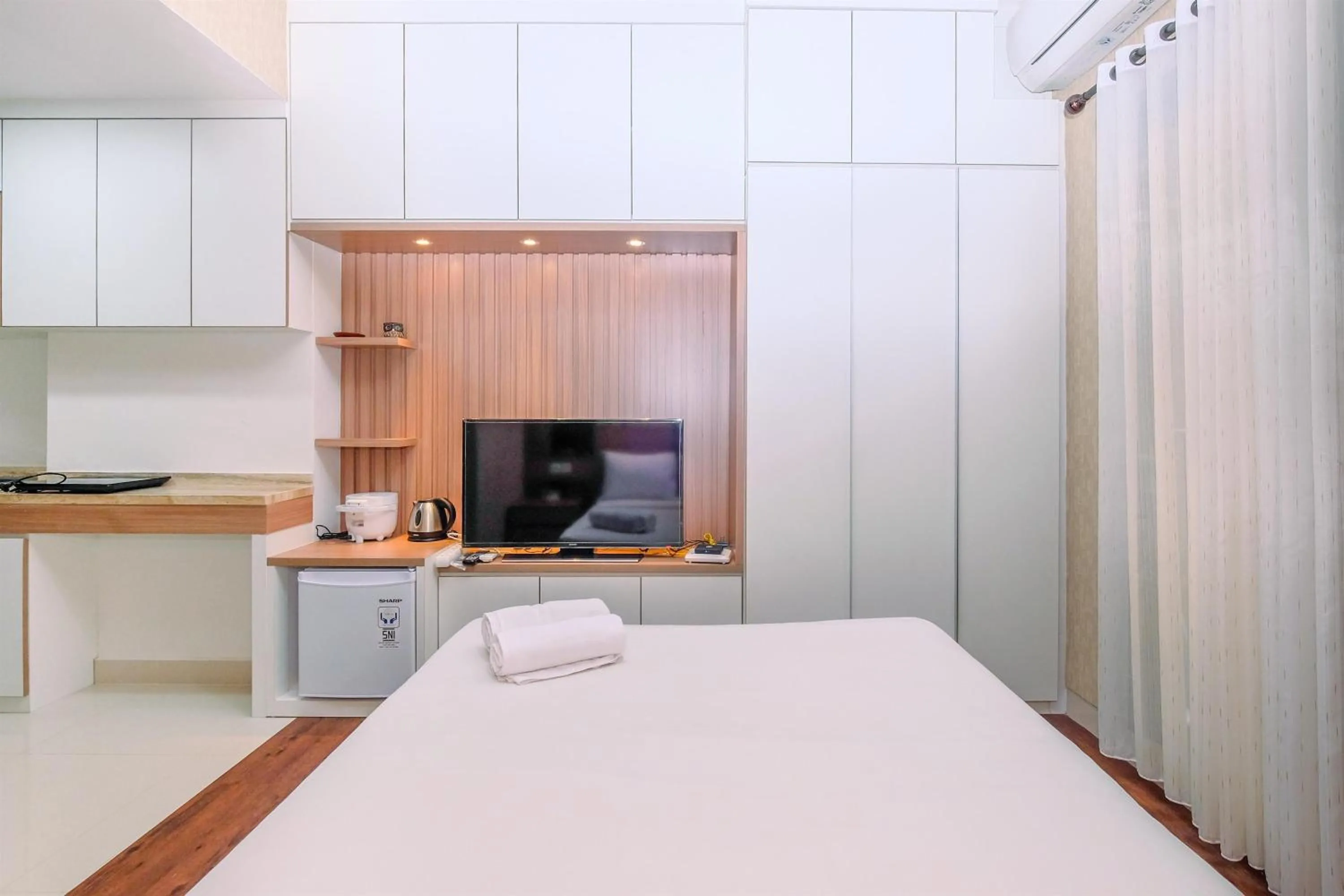 Bed in Cozy Studio at Transpark Cibubur Apartment By Travelio