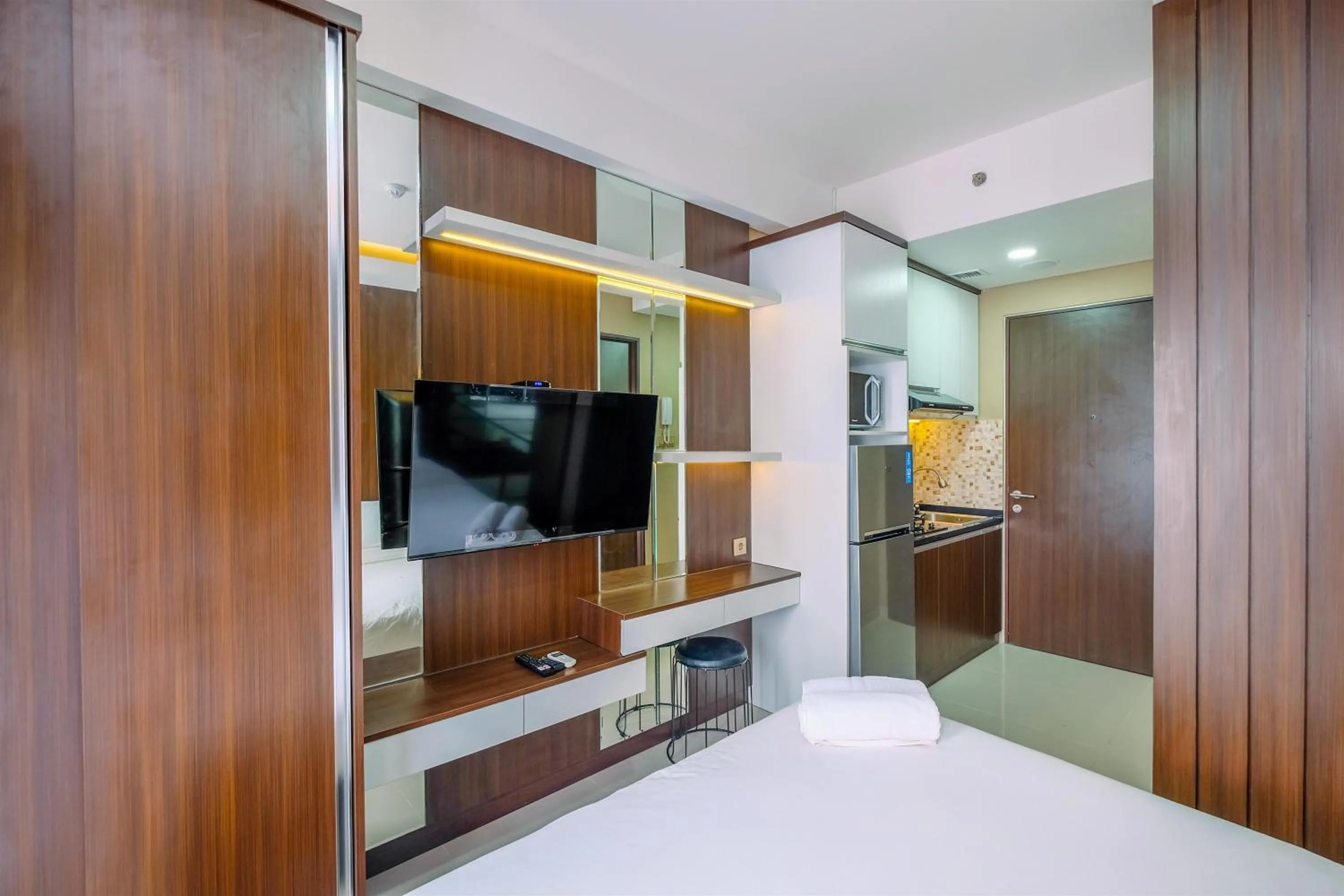 Comfortable and Modern Studio Transpark Cibubur Apartment By Travelio
