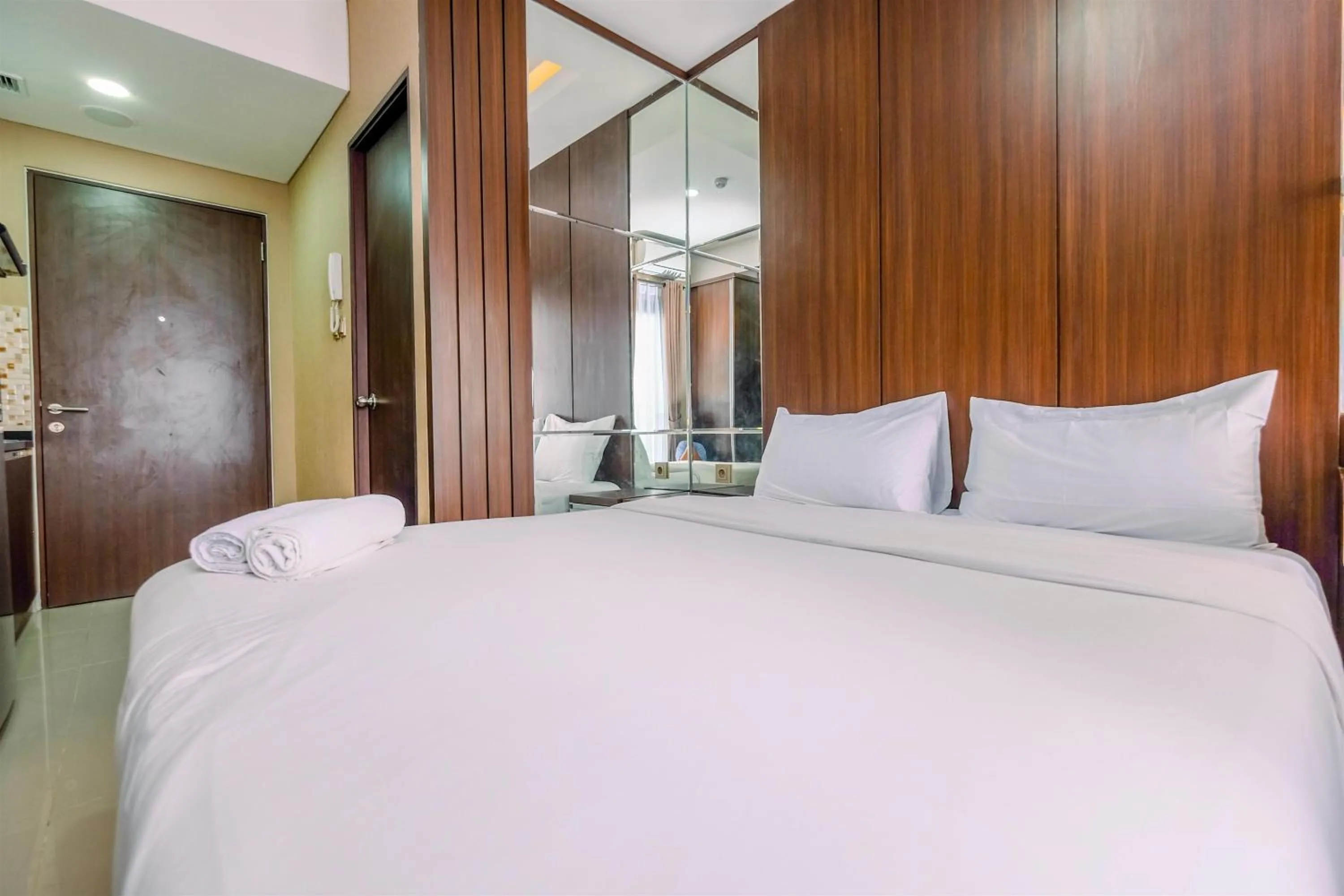 Comfortable and Modern Studio Transpark Cibubur Apartment By Travelio