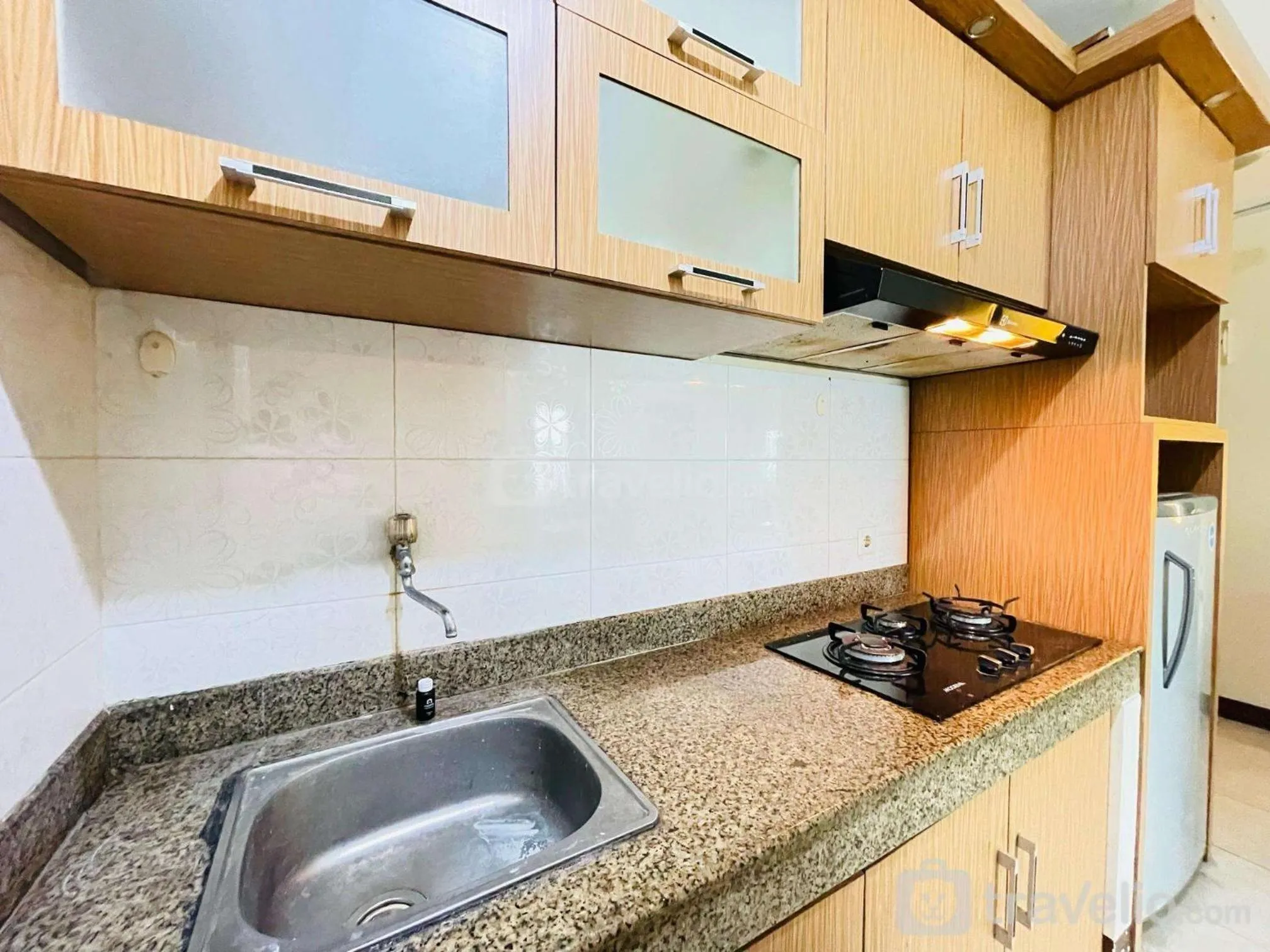 Kitchen or kitchenette in Executive Private 2BR at Galeri Ciumbuleuit 1 Apartement By Travelio