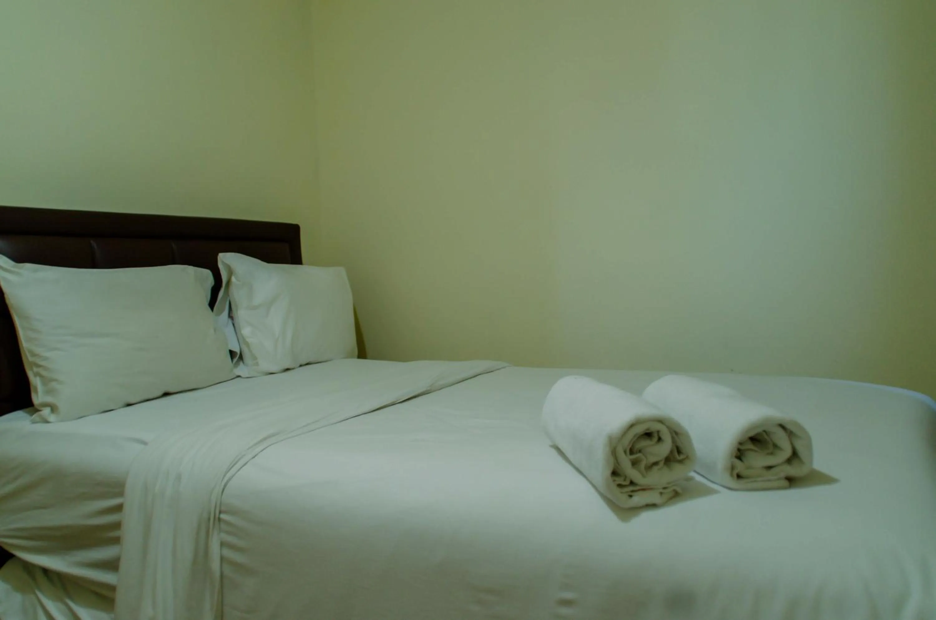 Bed in Spacious and Homey 3BR at Kondominium Rajawali Apartment By Travelio