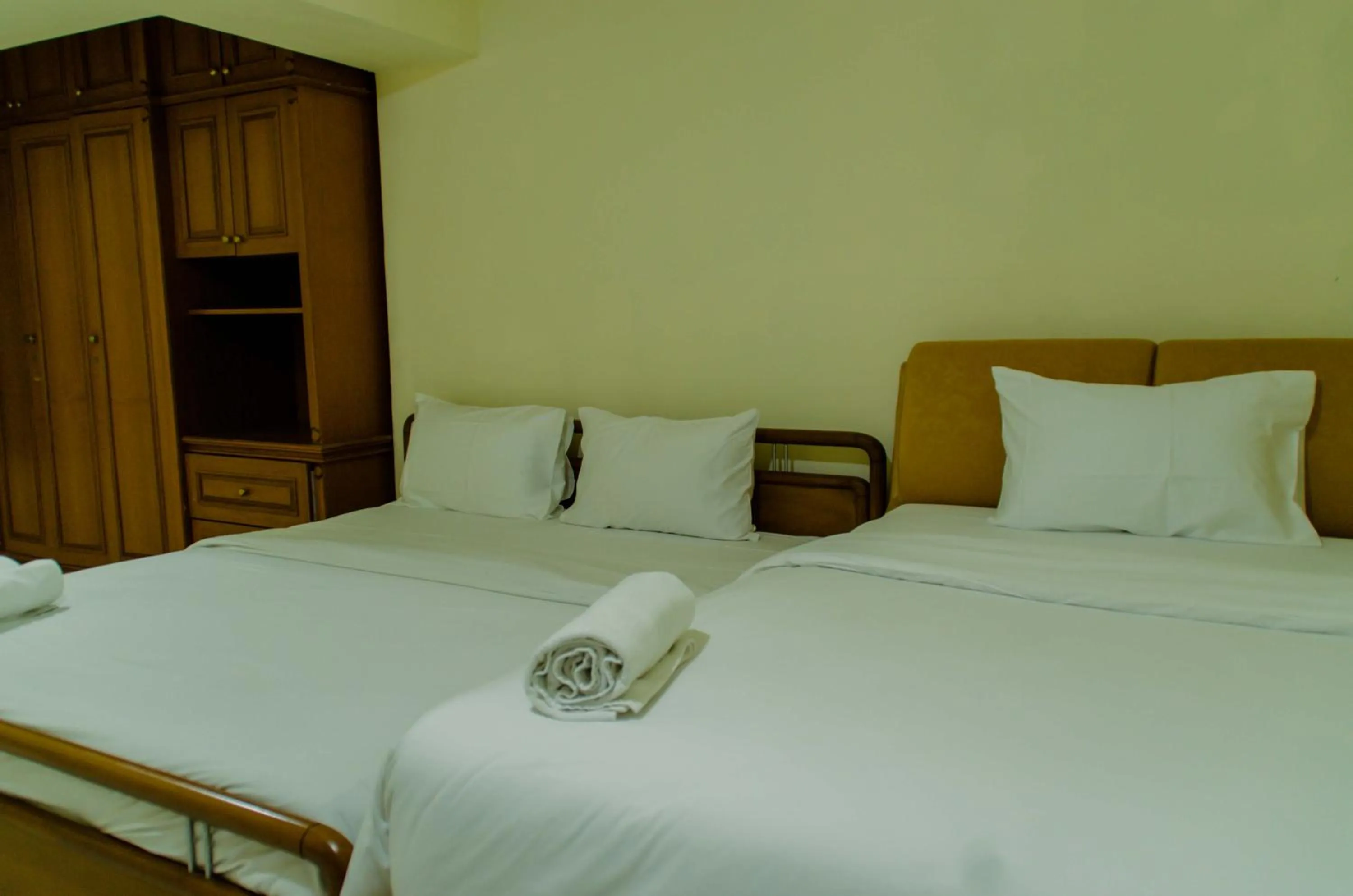 Bed in Spacious and Homey 3BR at Kondominium Rajawali Apartment By Travelio