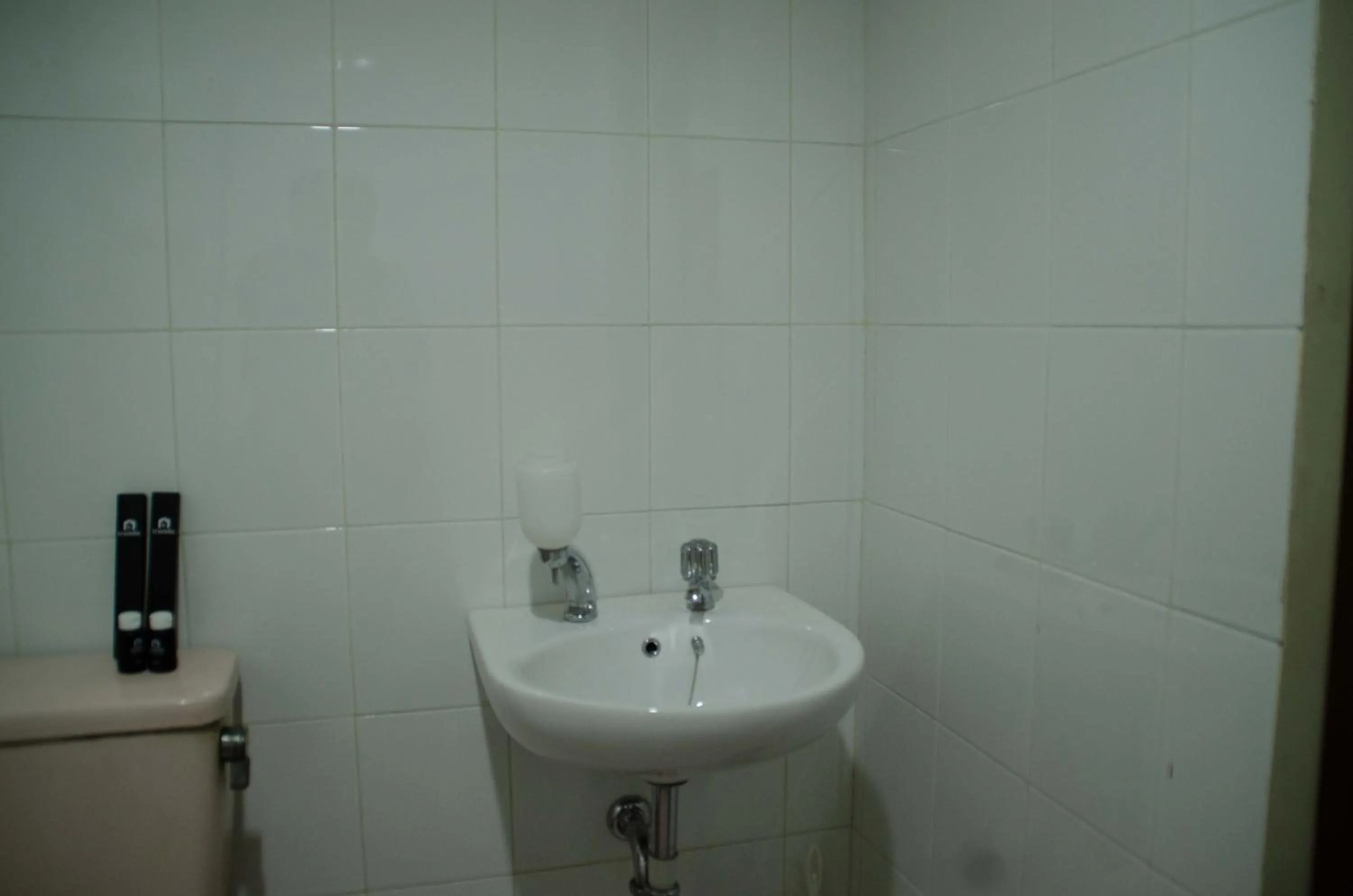 Bathroom in Spacious and Homey 3BR at Kondominium Rajawali Apartment By Travelio