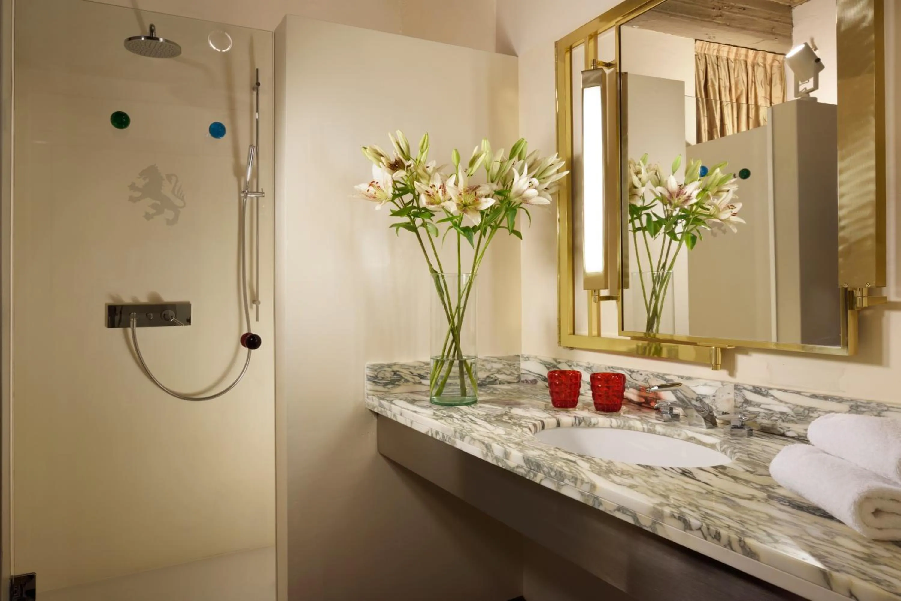Bathroom in Leone Blu Suites | UNA Esperienze