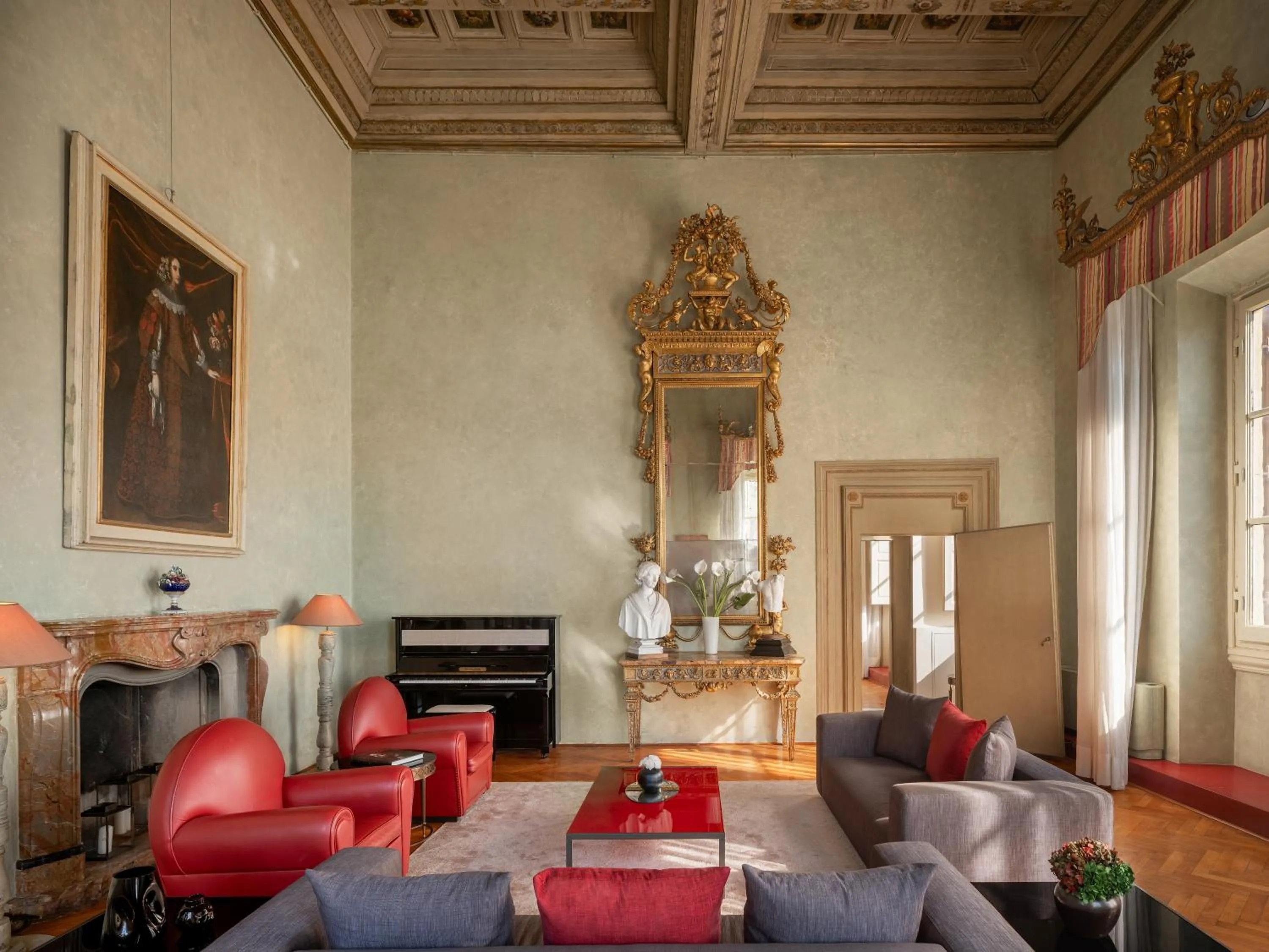 Communal lounge/ TV room in Leone Blu Suites | UNA Esperienze